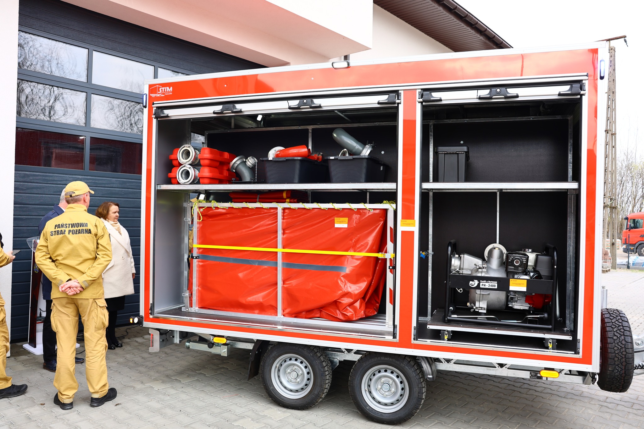 Obraz przedstawiający Nowoczesny sprzęt ratowniczy trafił do strażaków z powiatu lubaczowskiego