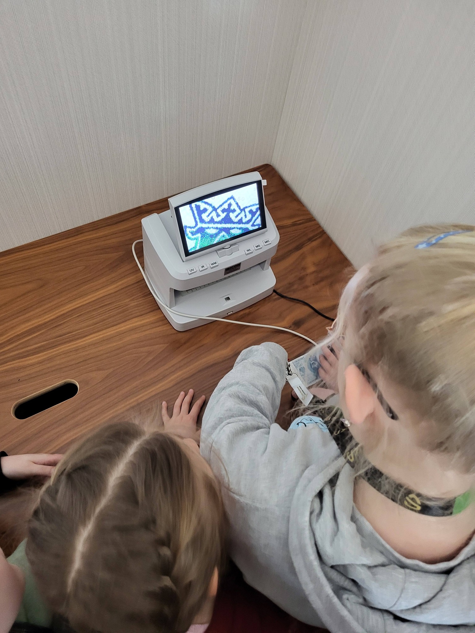 Obraz przedstawiający Edukacja finansowa od najmłodszych lat. Uczniowie z wizytą w banku