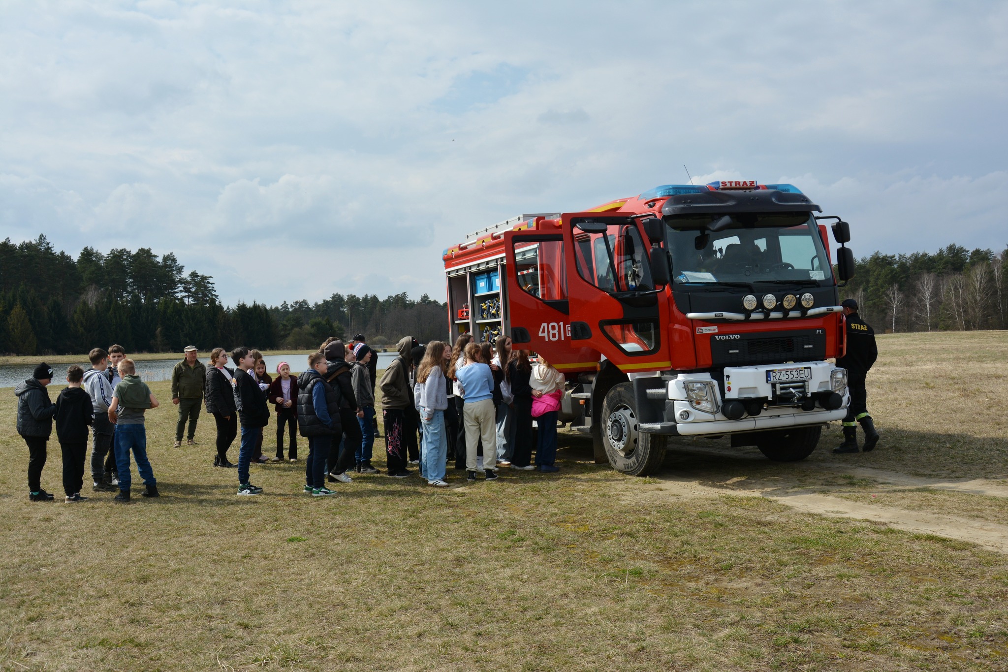 Obraz przedstawiający "Czysta Rzeka" w Borowej Górze. Wędkarze i młodzież posprzątali okolicę łowiska