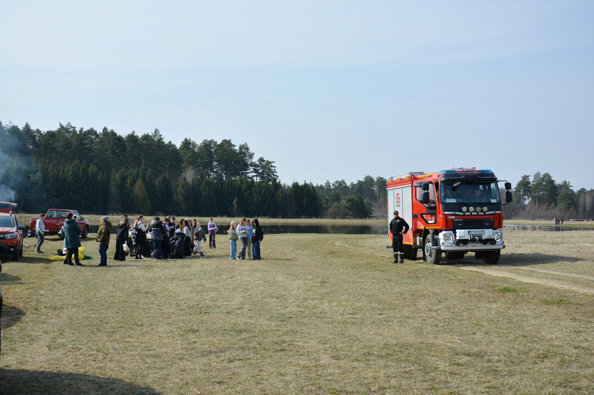Obraz przedstawiający "Czysta Rzeka" w Borowej Górze. Wędkarze i młodzież posprzątali okolicę łowiska