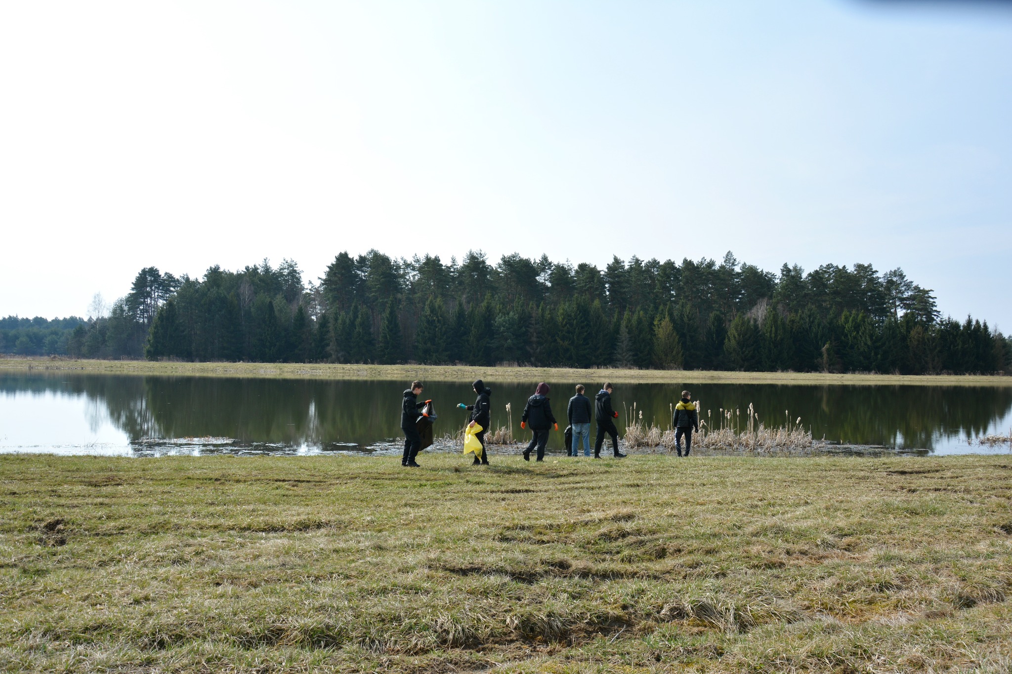 Obraz przedstawiający "Czysta Rzeka" w Borowej Górze. Wędkarze i młodzież posprzątali okolicę łowiska