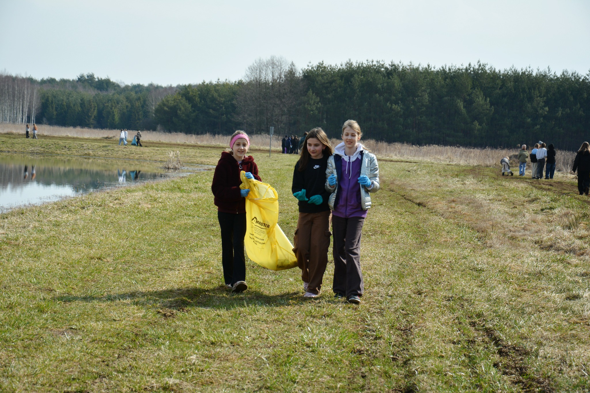 Obraz przedstawiający "Czysta Rzeka" w Borowej Górze. Wędkarze i młodzież posprzątali okolicę łowiska