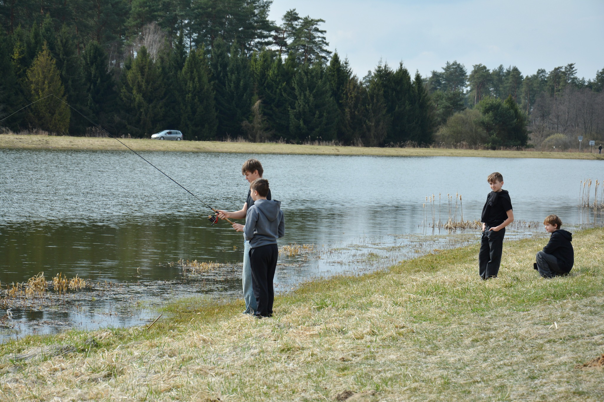 Obraz przedstawiający "Czysta Rzeka" w Borowej Górze. Wędkarze i młodzież posprzątali okolicę łowiska