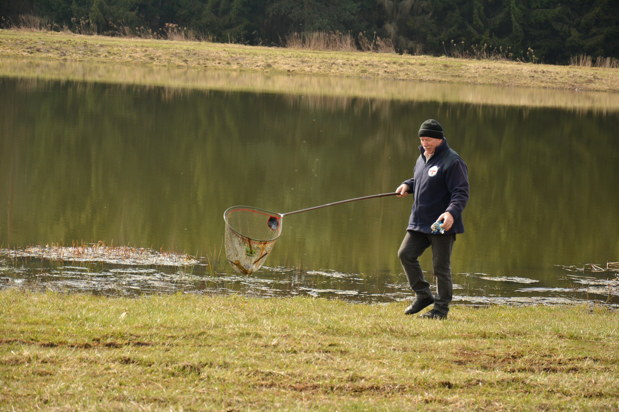 Obraz przedstawiający "Czysta Rzeka" w Borowej Górze. Wędkarze i młodzież posprzątali okolicę łowiska