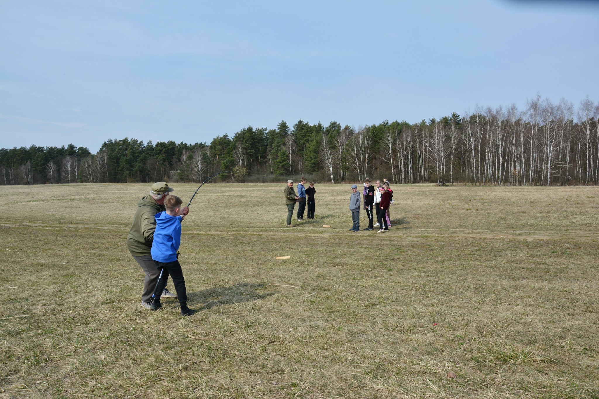 Obraz przedstawiający "Czysta Rzeka" w Borowej Górze. Wędkarze i młodzież posprzątali okolicę łowiska