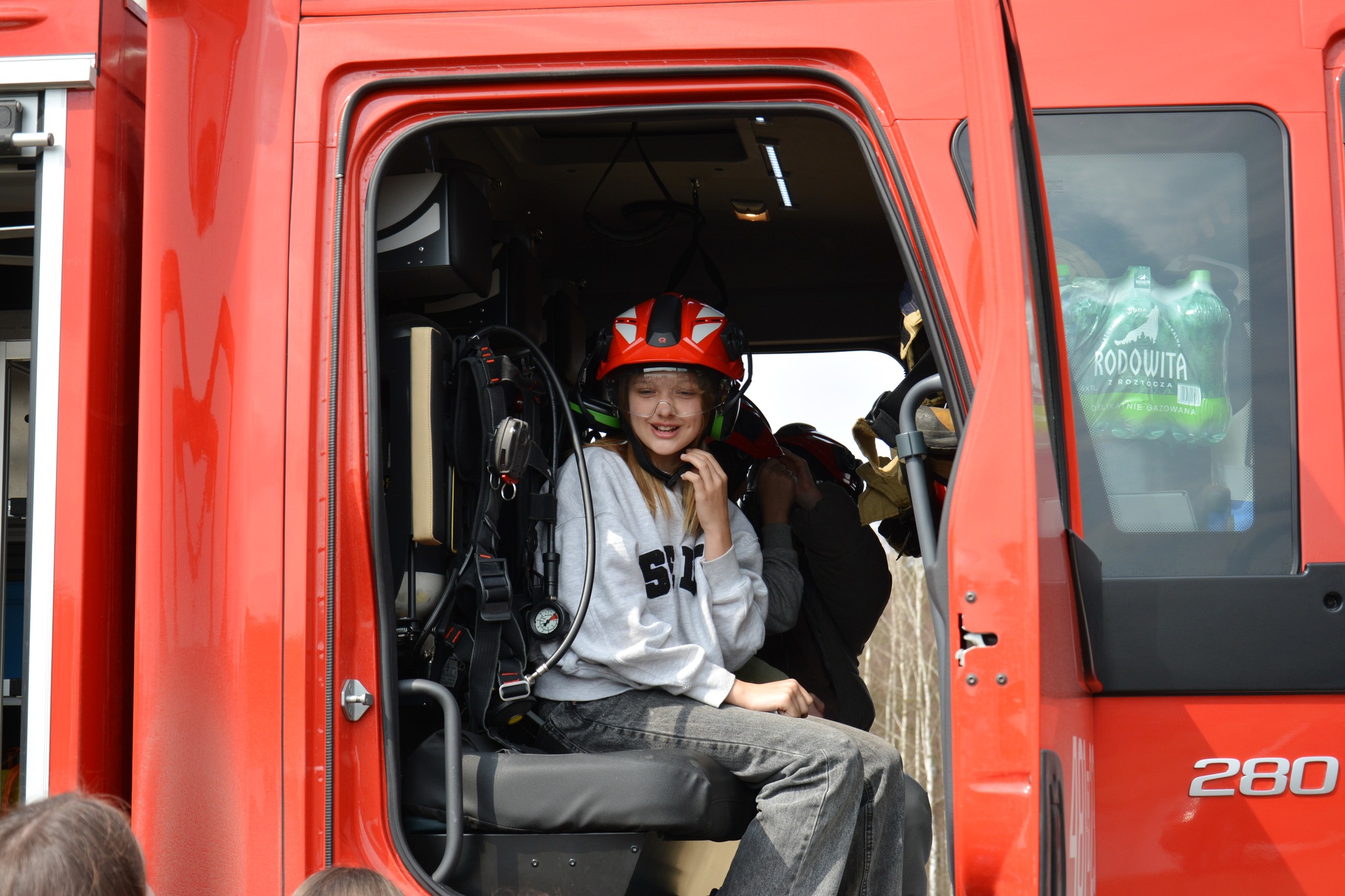 Obraz przedstawiający "Czysta Rzeka" w Borowej Górze. Wędkarze i młodzież posprzątali okolicę łowiska