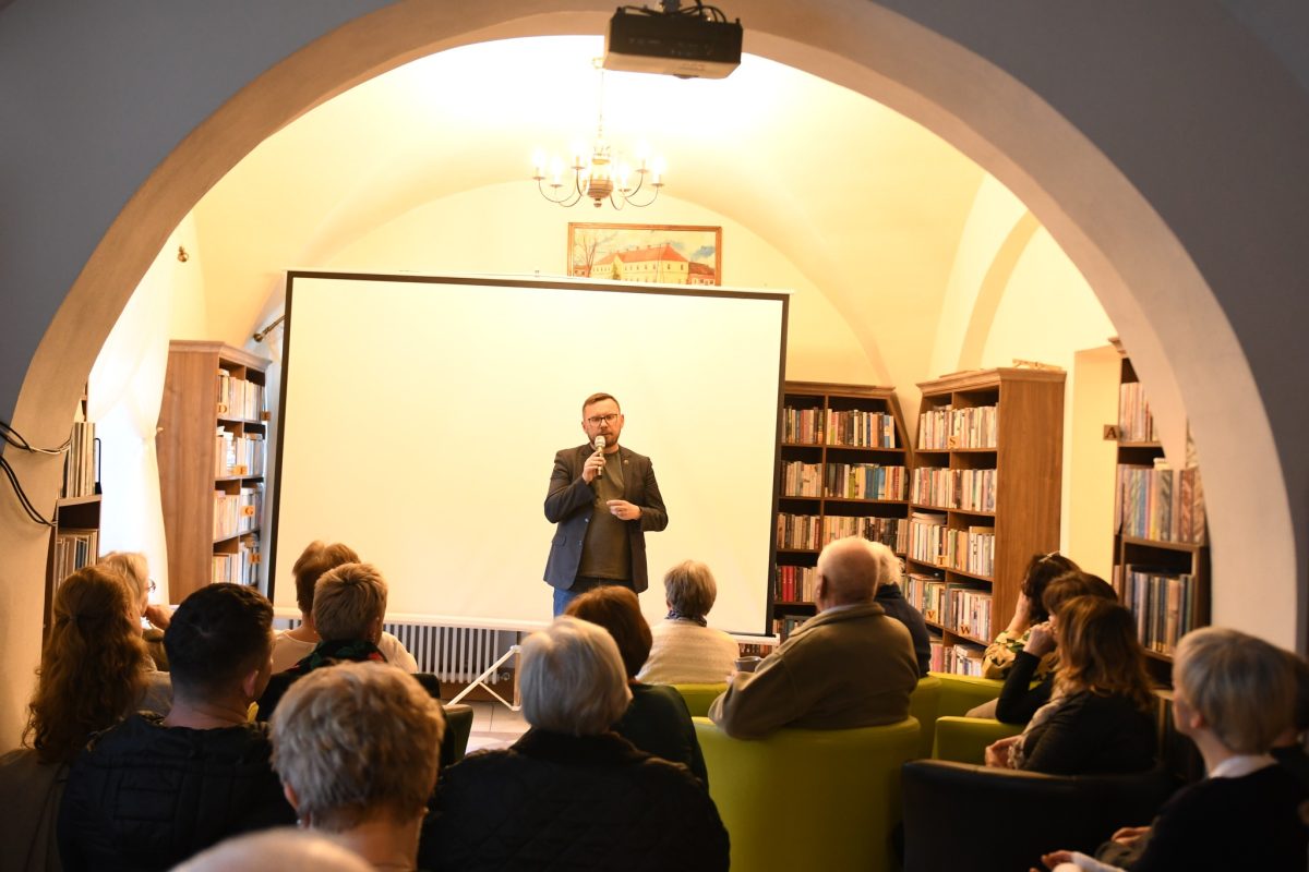 Obraz przedstawiający Historia oleszyckich Żydów ożyła w bibliotece
