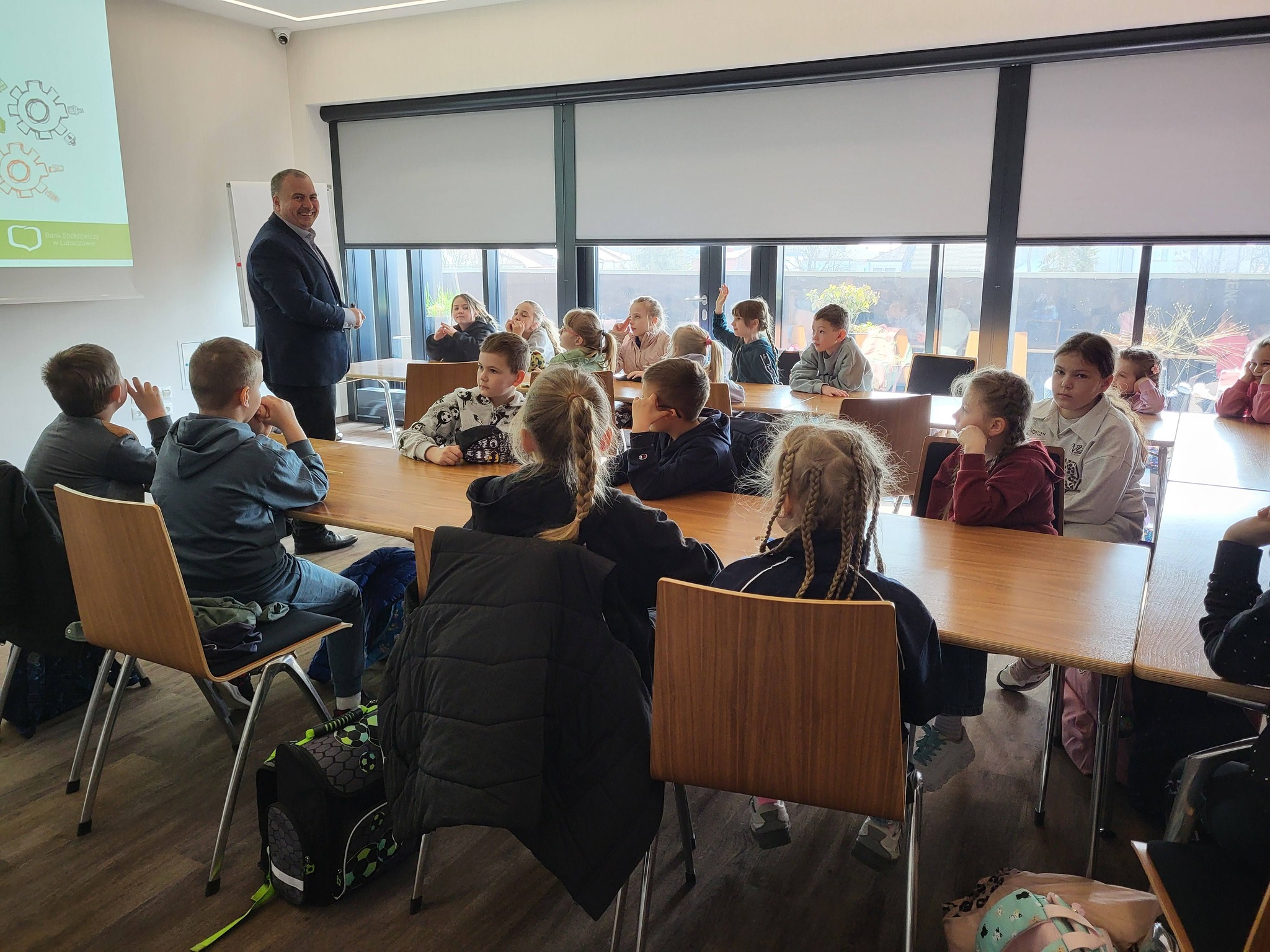 Obraz przedstawiający Edukacja finansowa od najmłodszych lat. Uczniowie z wizytą w banku