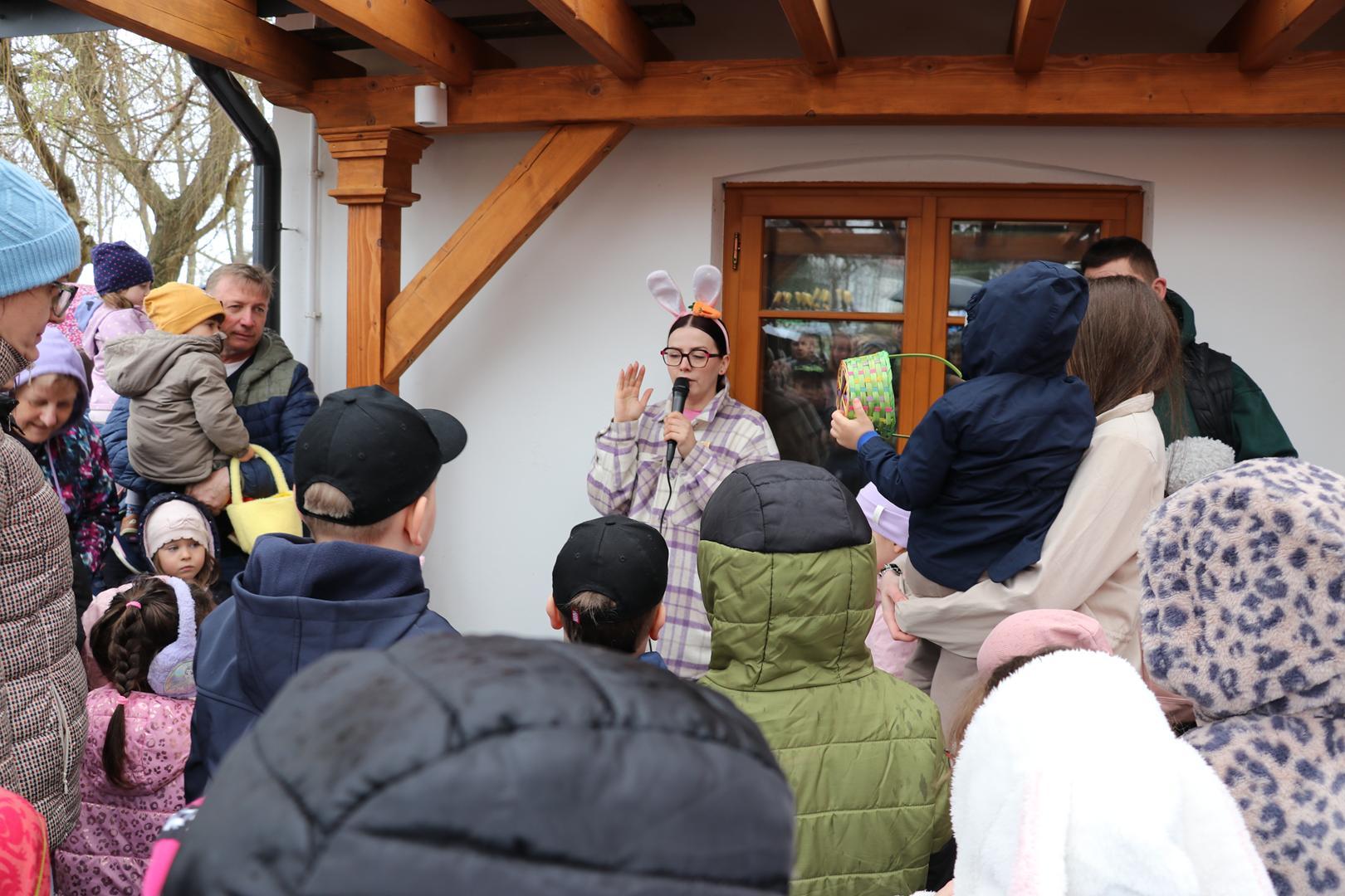 Obraz przedstawiający Rodzinna zabawa w Oleszycach. Dzieci szukały wielkanocnych jajek