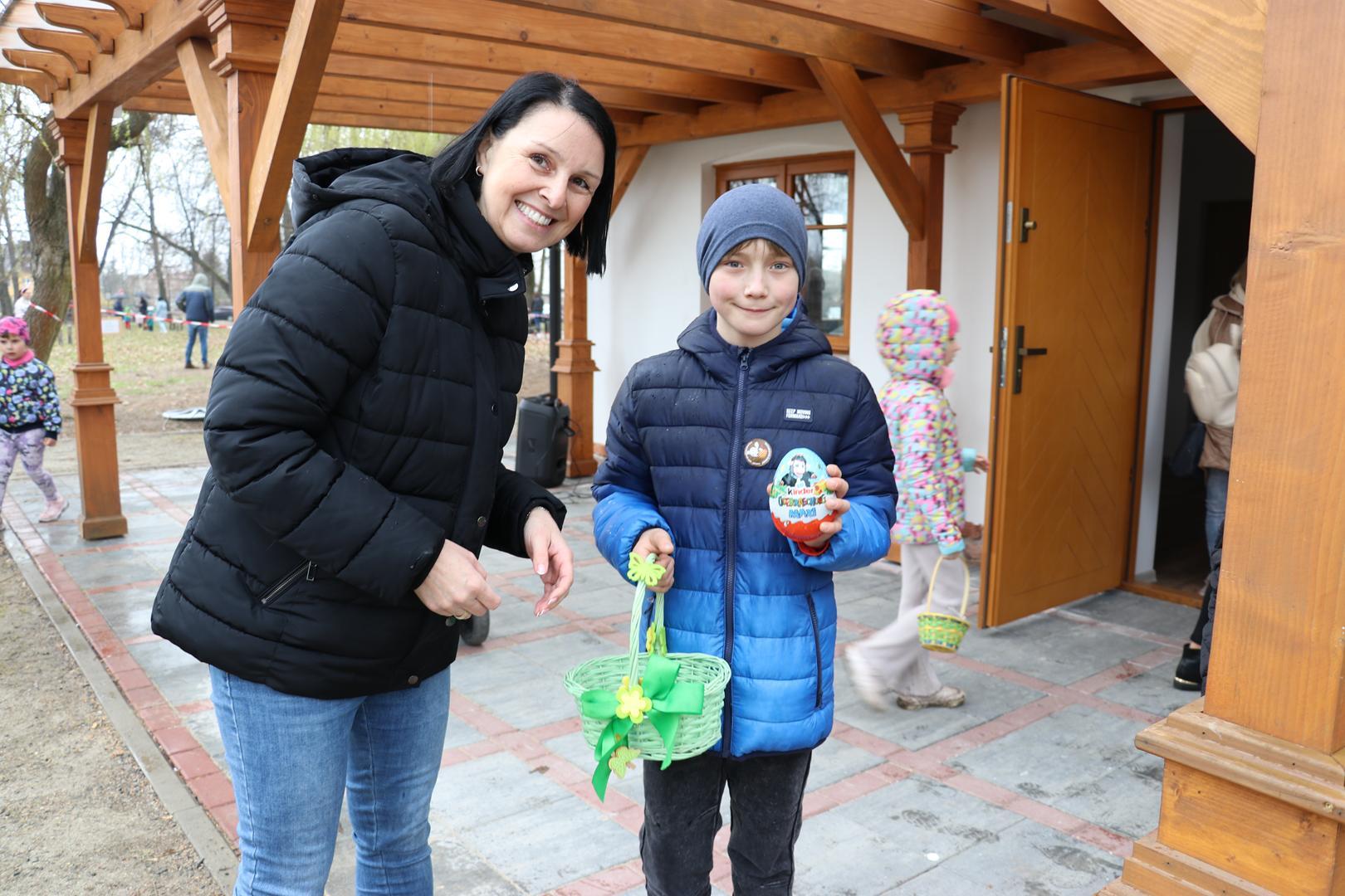 Obraz przedstawiający Rodzinna zabawa w Oleszycach. Dzieci szukały wielkanocnych jajek