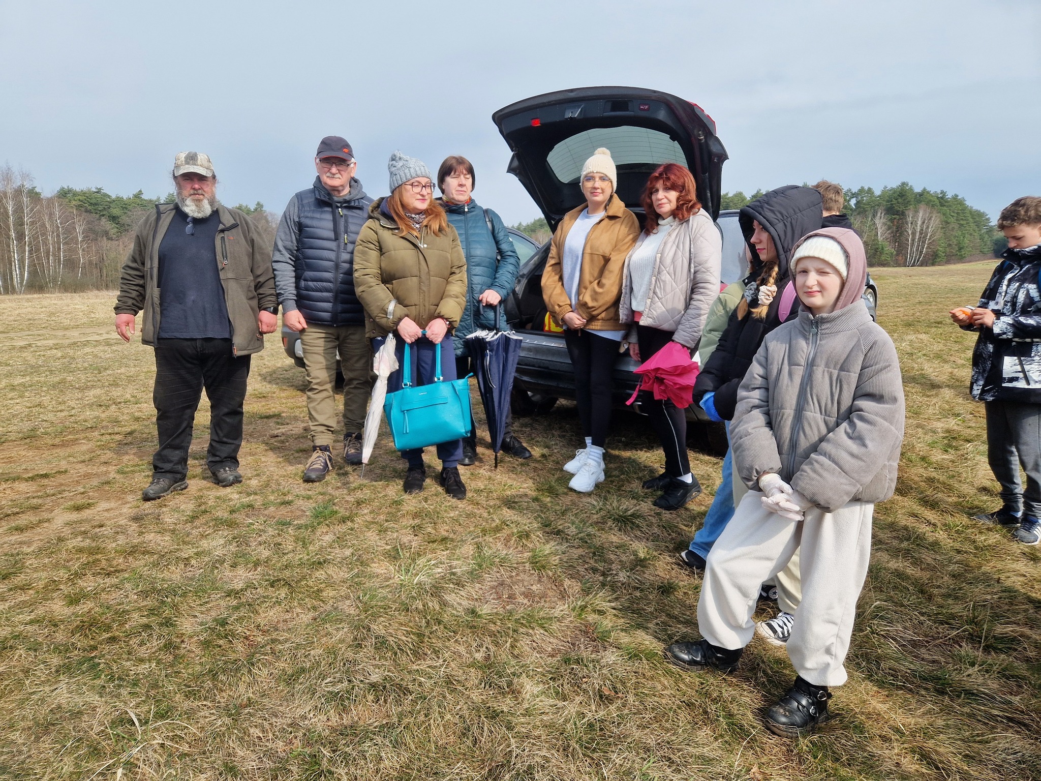 Obraz przedstawiający "Czysta Rzeka" w Borowej Górze. Wędkarze i młodzież posprzątali okolicę łowiska