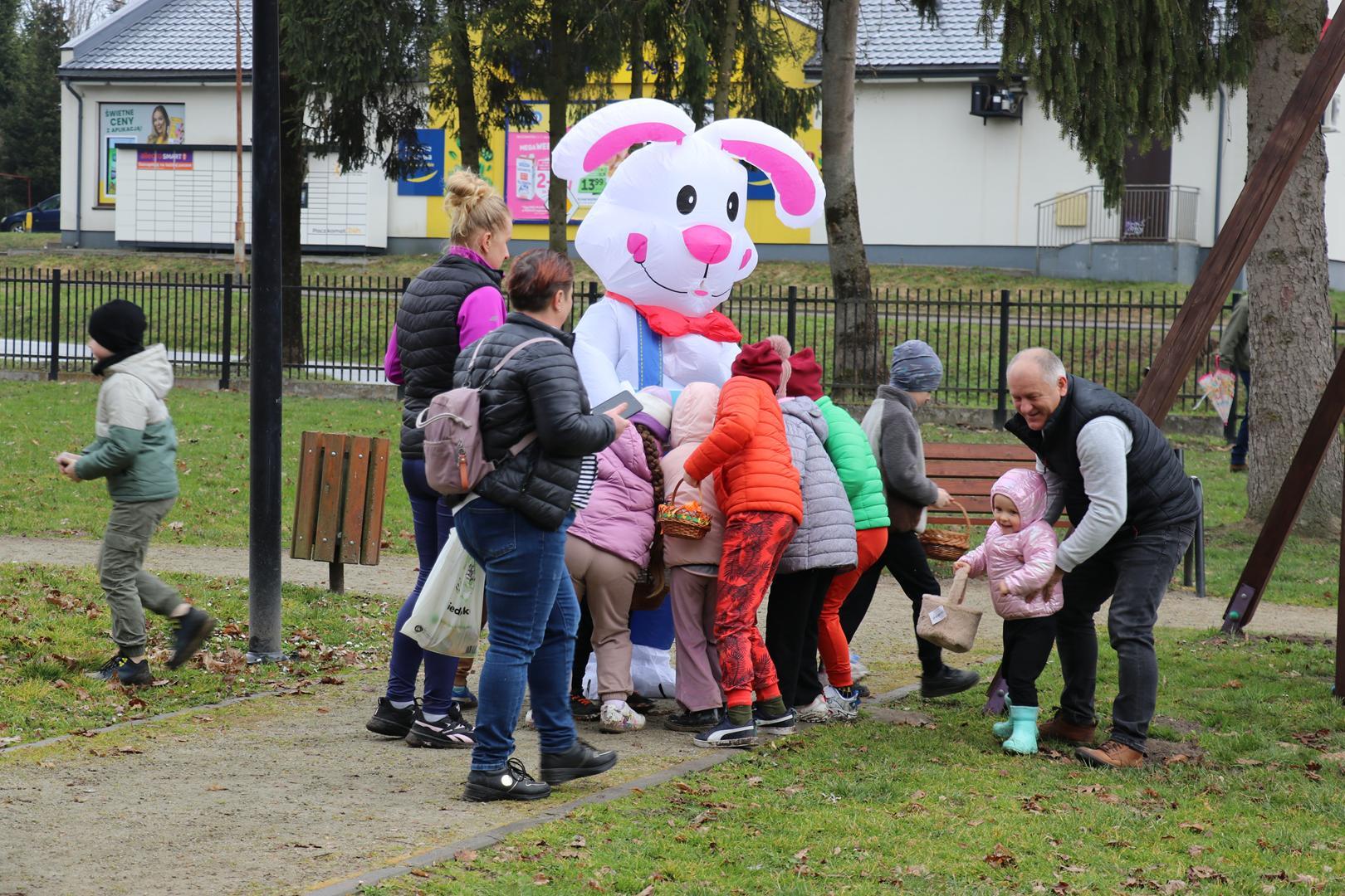 Obraz przedstawiający Rodzinna zabawa w Oleszycach. Dzieci szukały wielkanocnych jajek