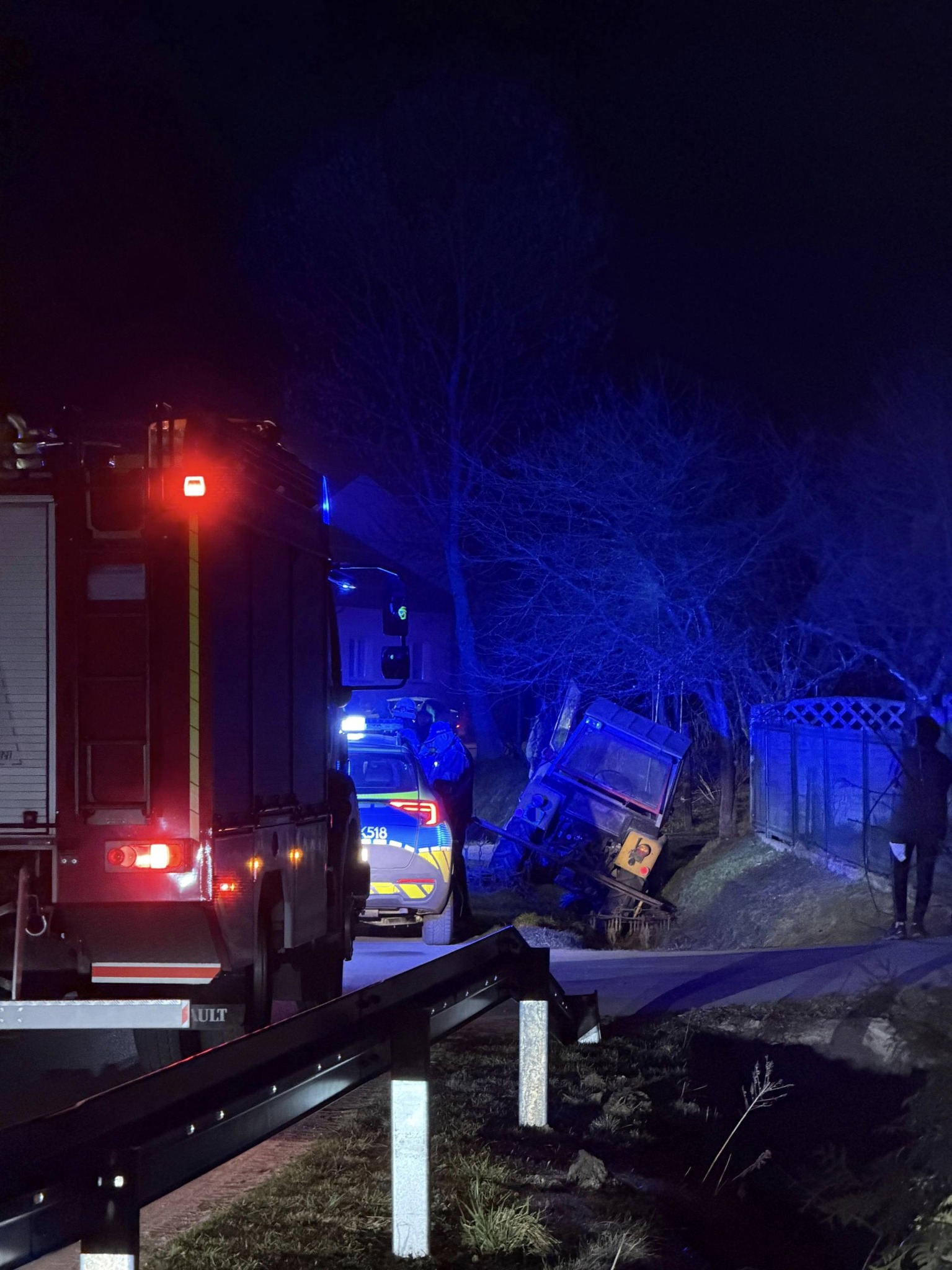 Obraz przedstawiający Gmina Narol: Ciągnik rolniczy wpadł do rowu, kierowca w szpitalu