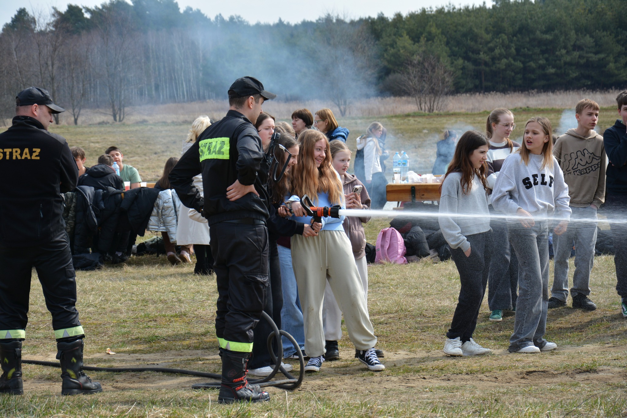 Obraz przedstawiający "Czysta Rzeka" w Borowej Górze. Wędkarze i młodzież posprzątali okolicę łowiska