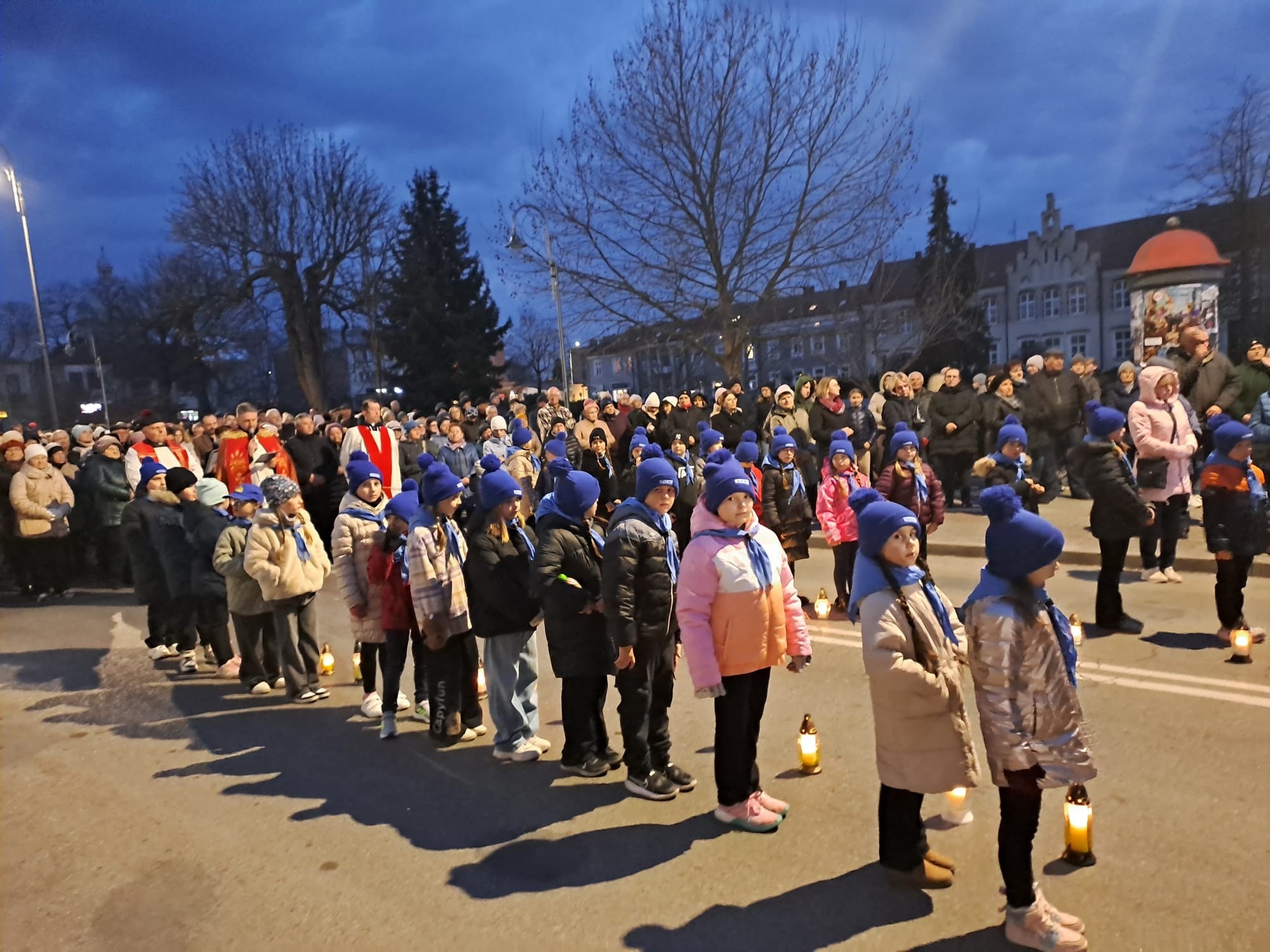 Obraz przedstawiający Droga Krzyżowa na ulicach Lubaczowa w 35. rocznicę wizyty papieża