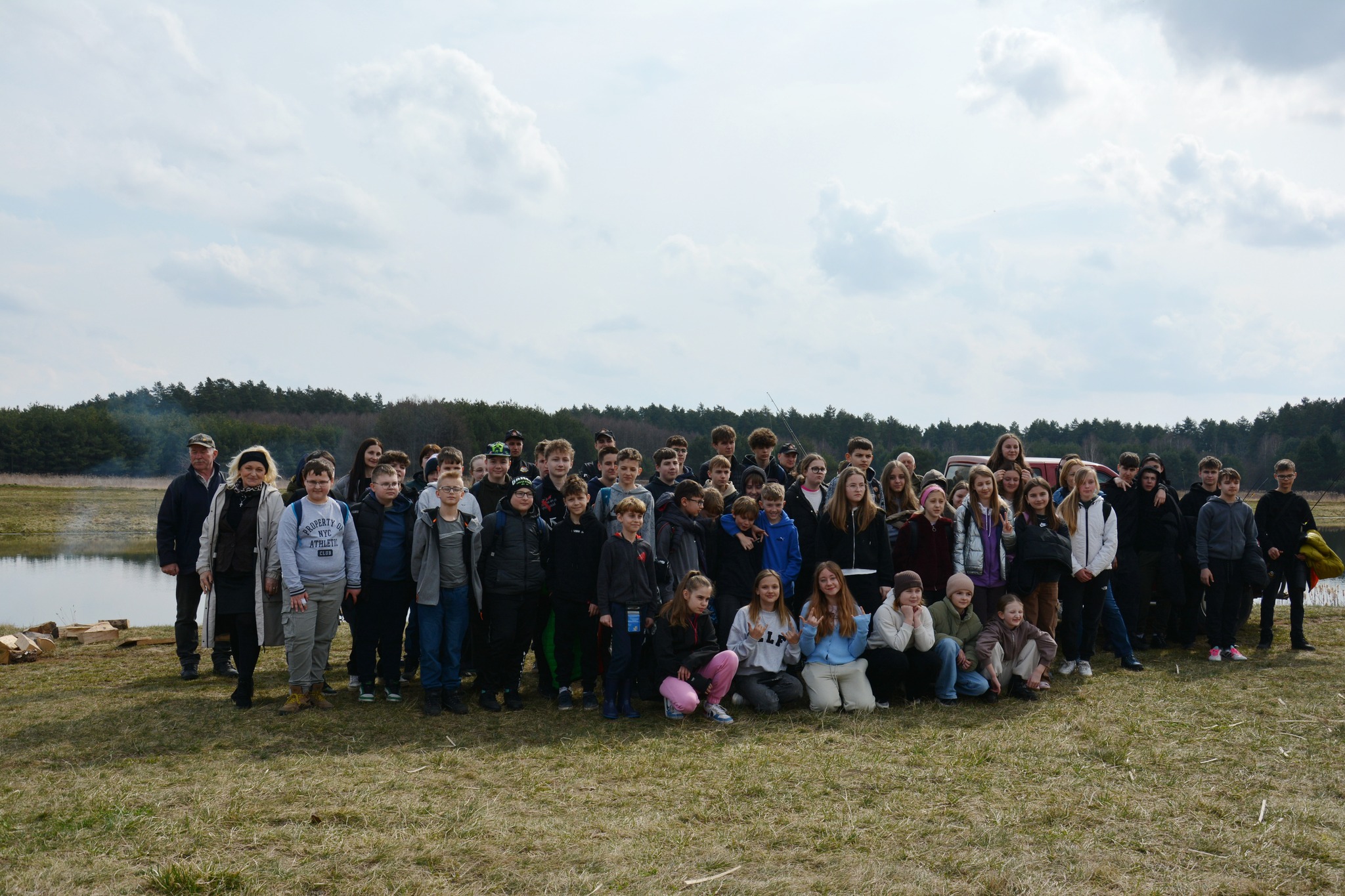 Obraz przedstawiający "Czysta Rzeka" w Borowej Górze. Wędkarze i młodzież posprzątali okolicę łowiska