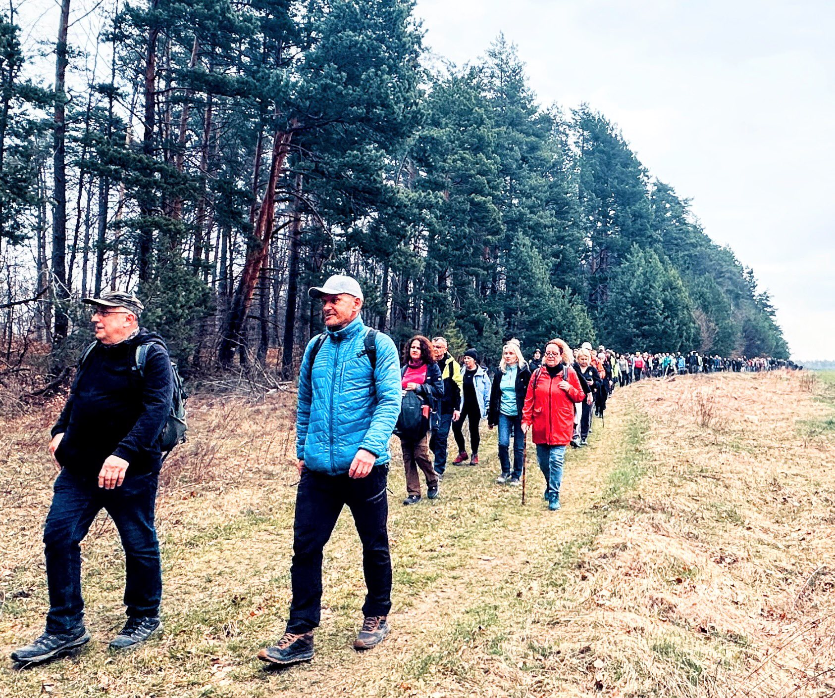 Obraz przedstawiający Ponad 160 osób na trasie VI Roztoczańskiej Drogi Krzyżowej