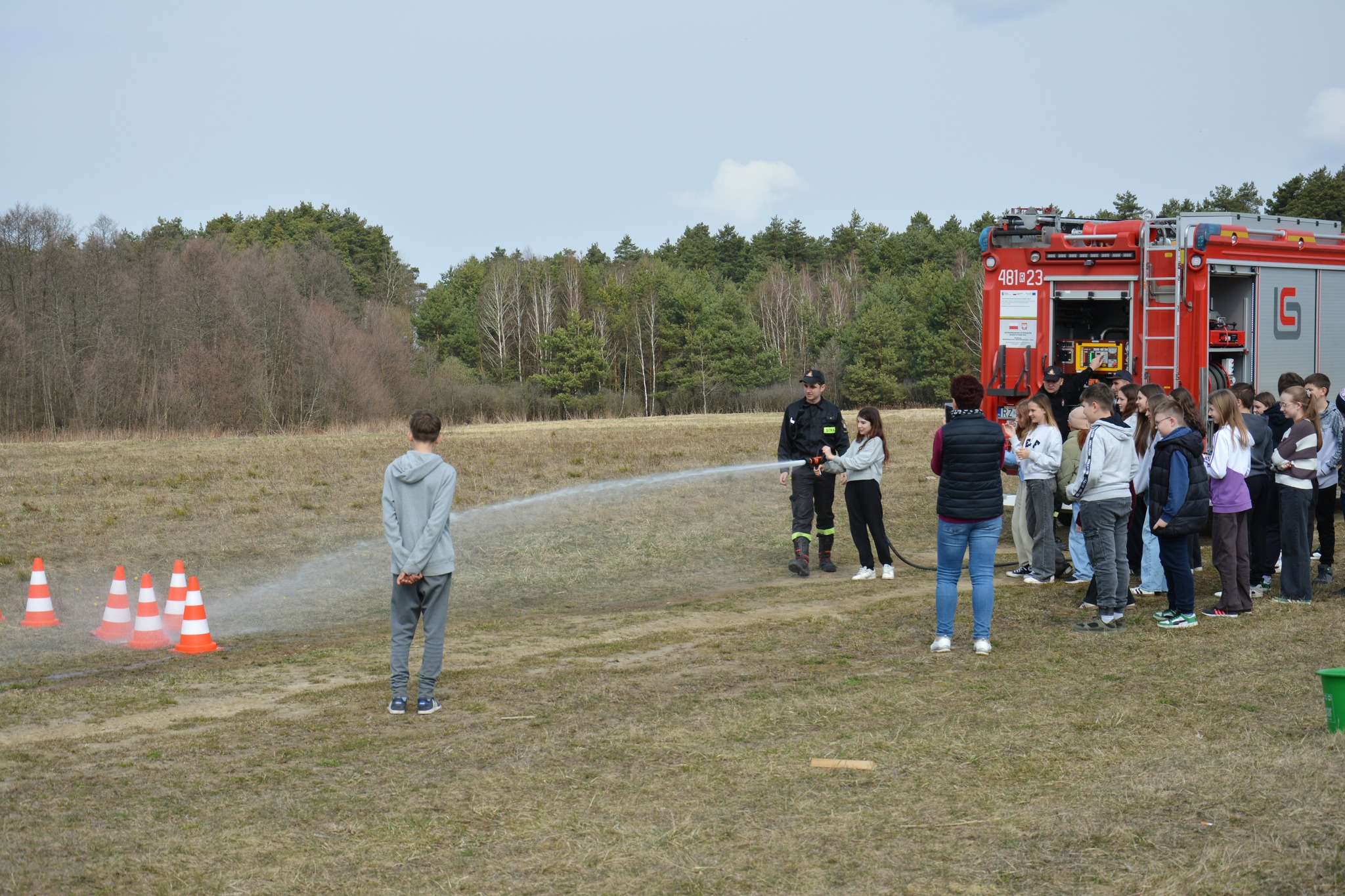 Obraz przedstawiający "Czysta Rzeka" w Borowej Górze. Wędkarze i młodzież posprzątali okolicę łowiska