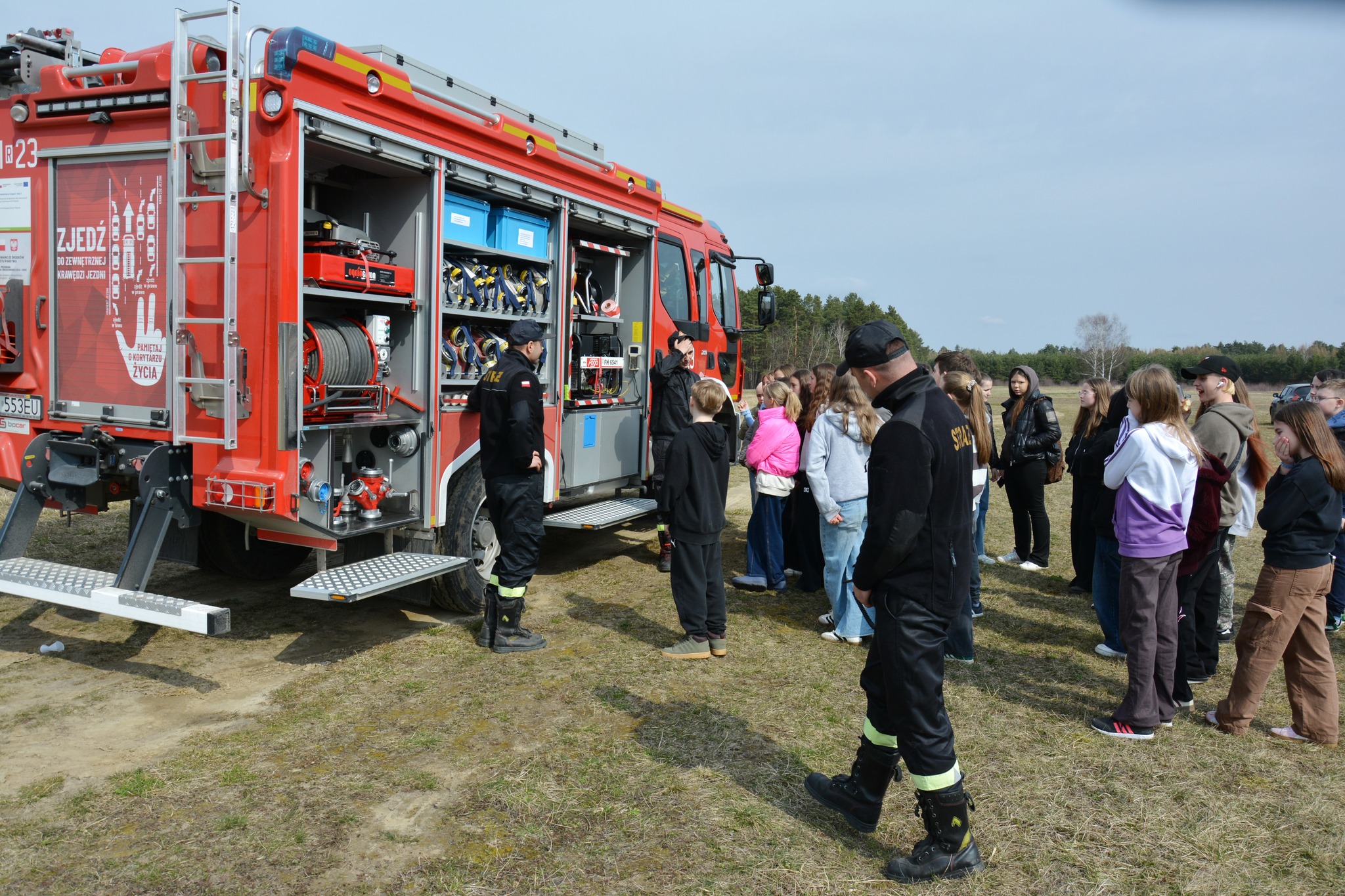 Obraz przedstawiający "Czysta Rzeka" w Borowej Górze. Wędkarze i młodzież posprzątali okolicę łowiska