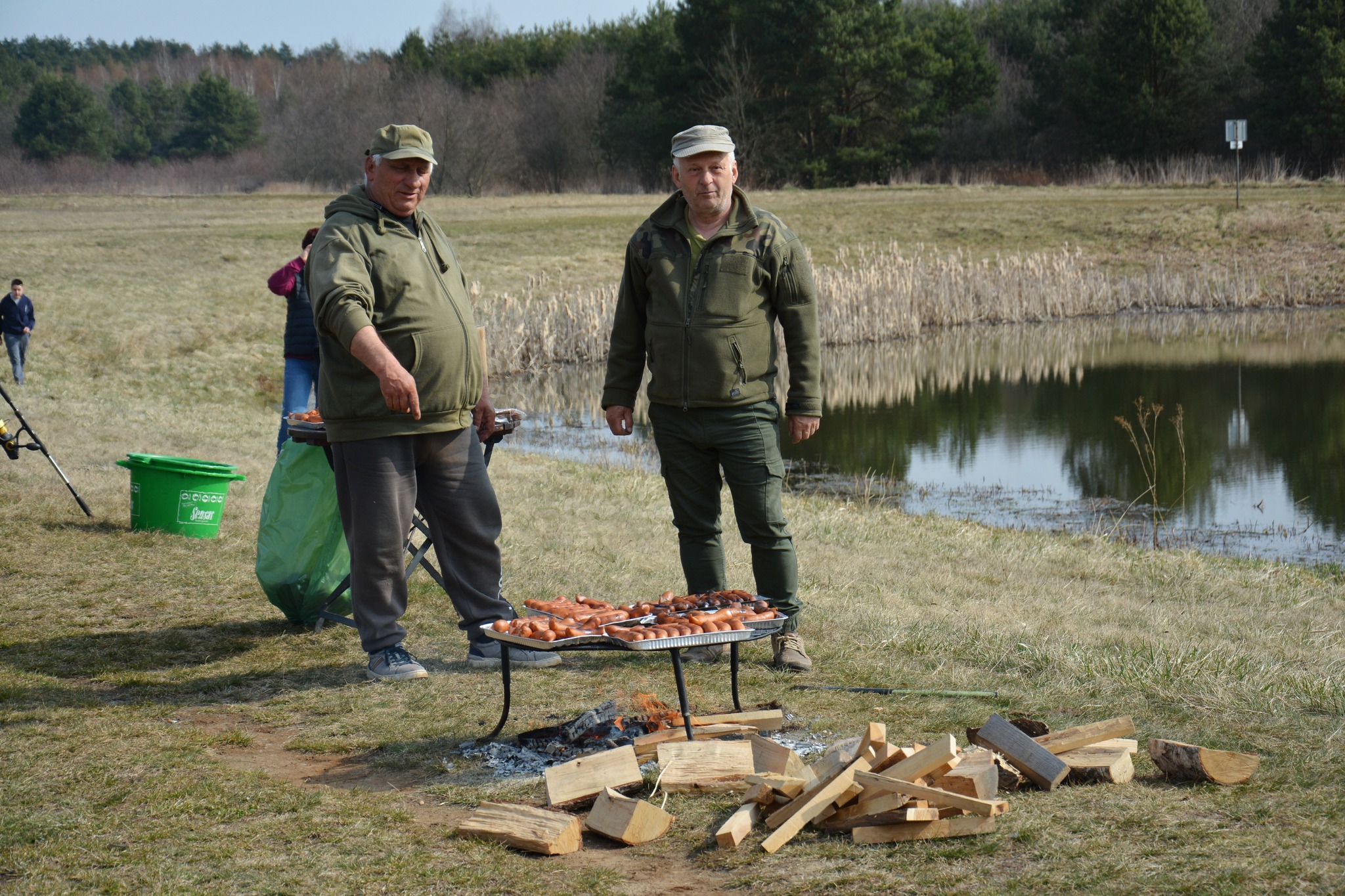 Obraz przedstawiający "Czysta Rzeka" w Borowej Górze. Wędkarze i młodzież posprzątali okolicę łowiska