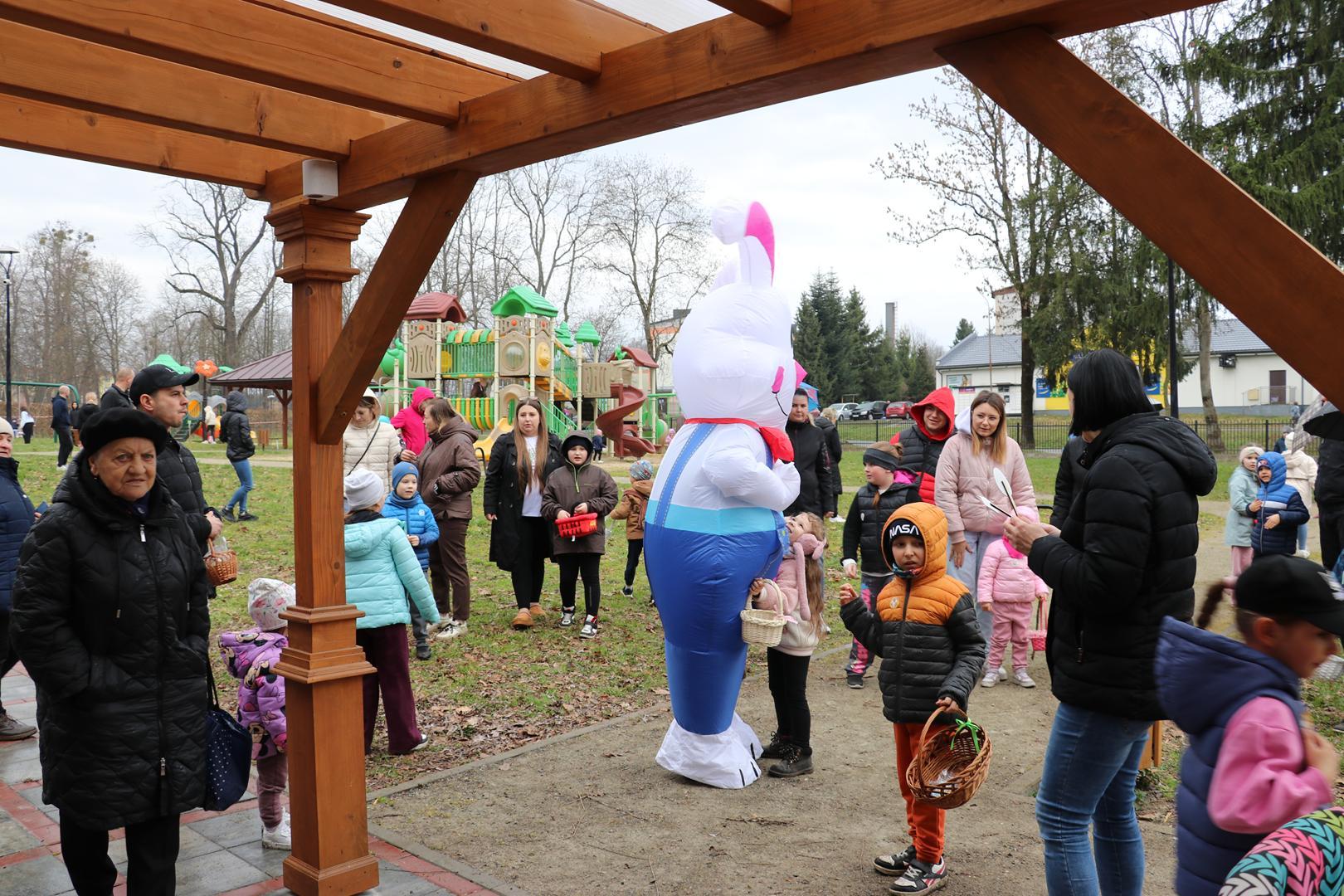 Obraz przedstawiający Rodzinna zabawa w Oleszycach. Dzieci szukały wielkanocnych jajek
