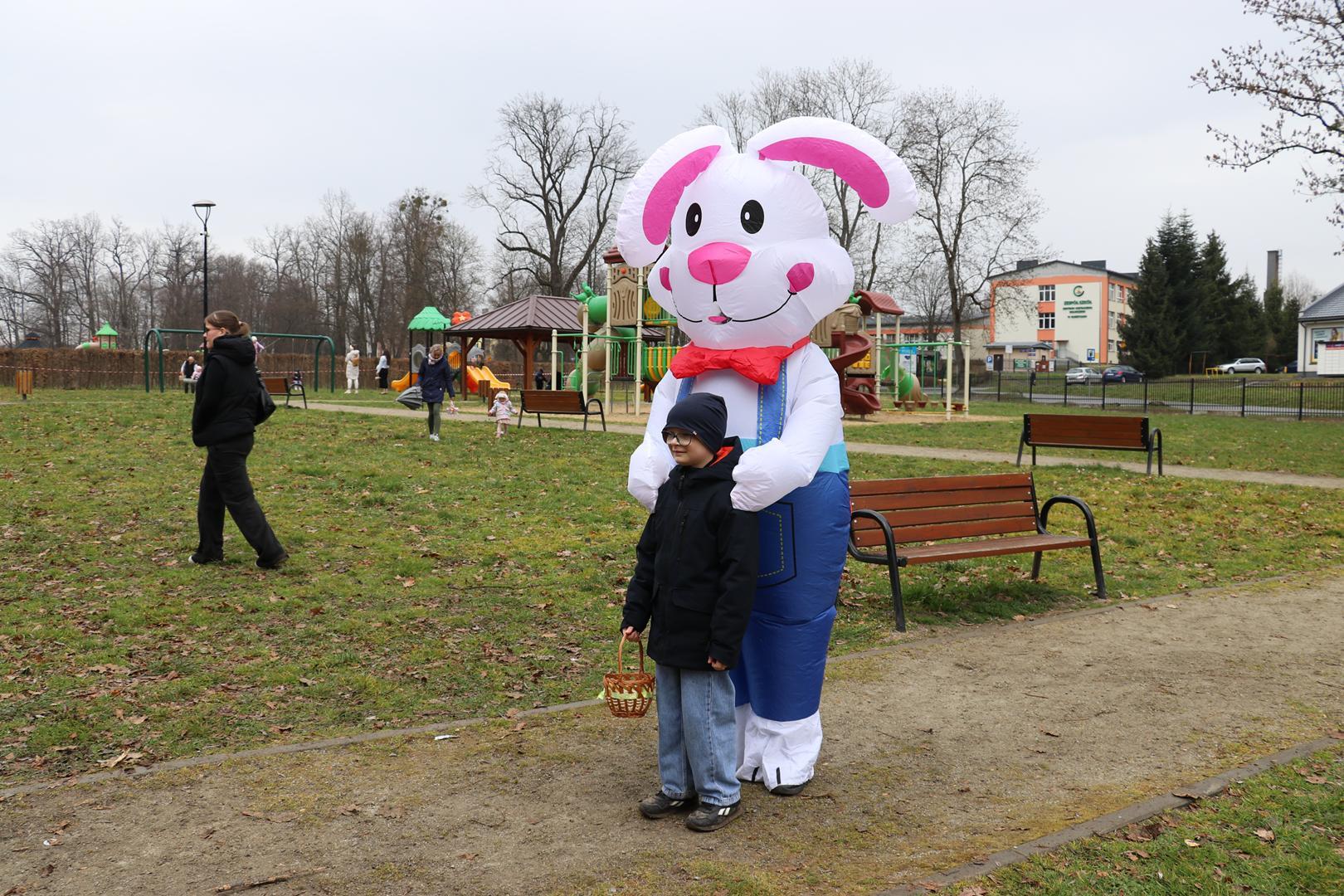Obraz przedstawiający Rodzinna zabawa w Oleszycach. Dzieci szukały wielkanocnych jajek