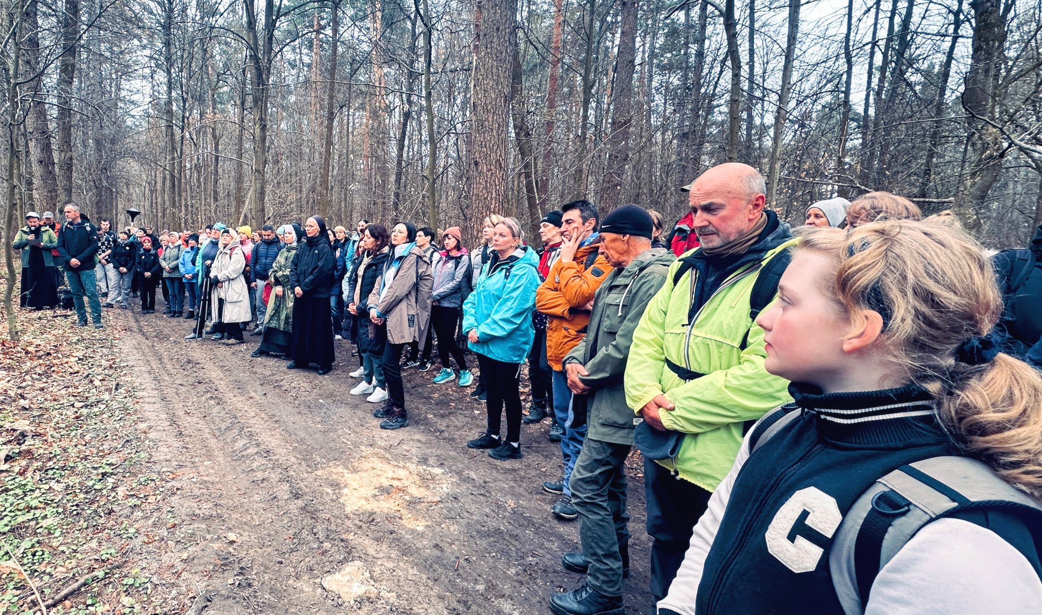 Obraz przedstawiający Ponad 160 osób na trasie VI Roztoczańskiej Drogi Krzyżowej
