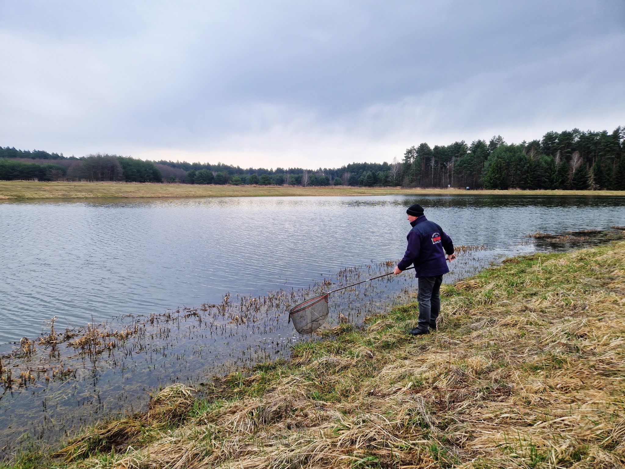Obraz przedstawiający "Czysta Rzeka" w Borowej Górze. Wędkarze i młodzież posprzątali okolicę łowiska