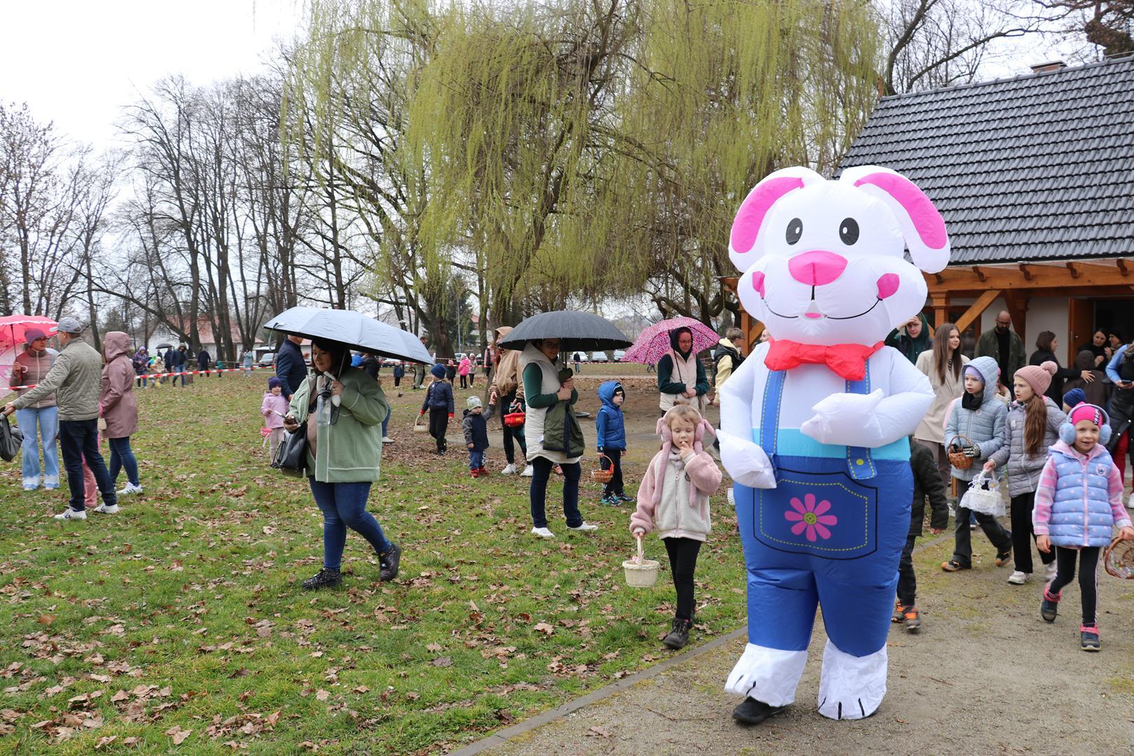 Obraz przedstawiający Rodzinna zabawa w Oleszycach. Dzieci szukały wielkanocnych jajek