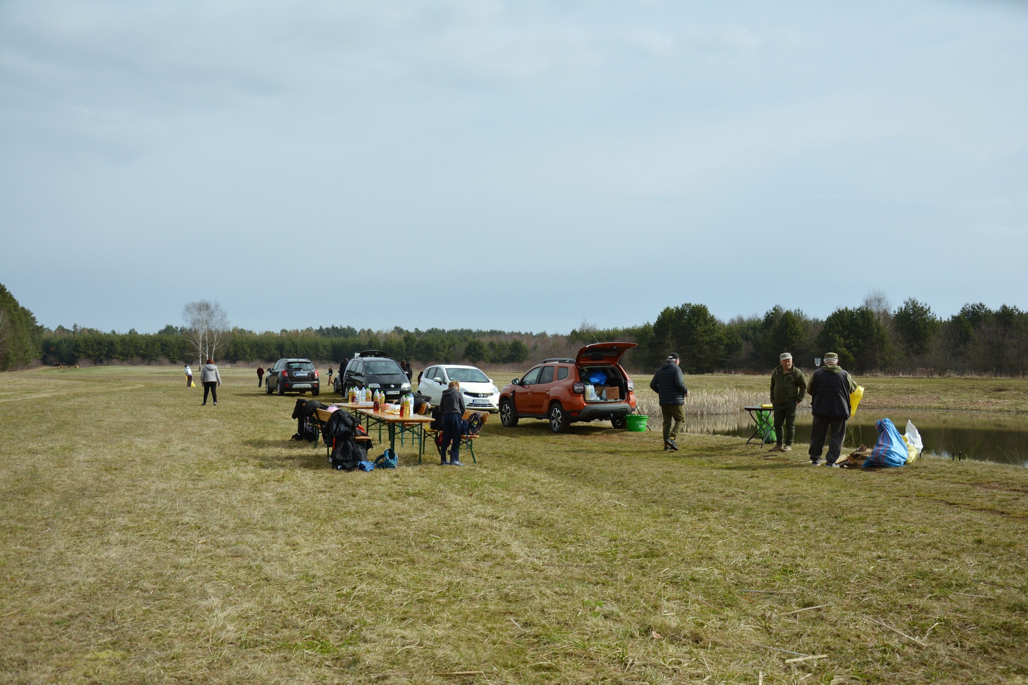 Obraz przedstawiający "Czysta Rzeka" w Borowej Górze. Wędkarze i młodzież posprzątali okolicę łowiska