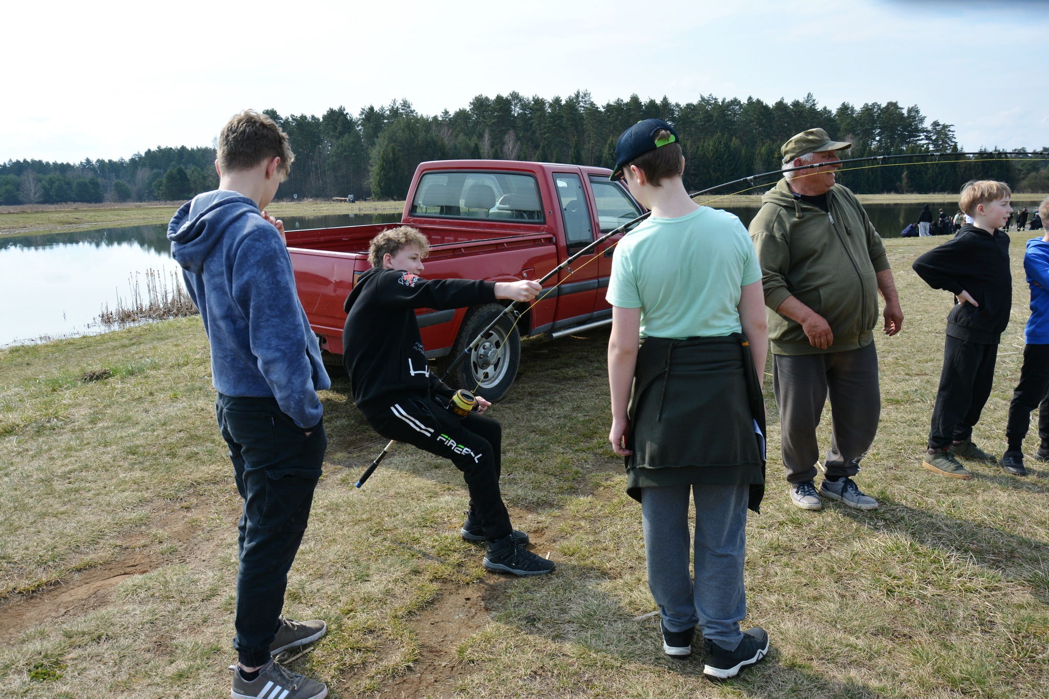 Obraz przedstawiający "Czysta Rzeka" w Borowej Górze. Wędkarze i młodzież posprzątali okolicę łowiska