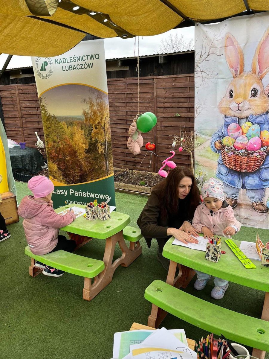 Obraz przedstawiający Wielkanocne pomaganie w Ekomaluchach. Kiermasz dla Michalinki zakończony sukcesem