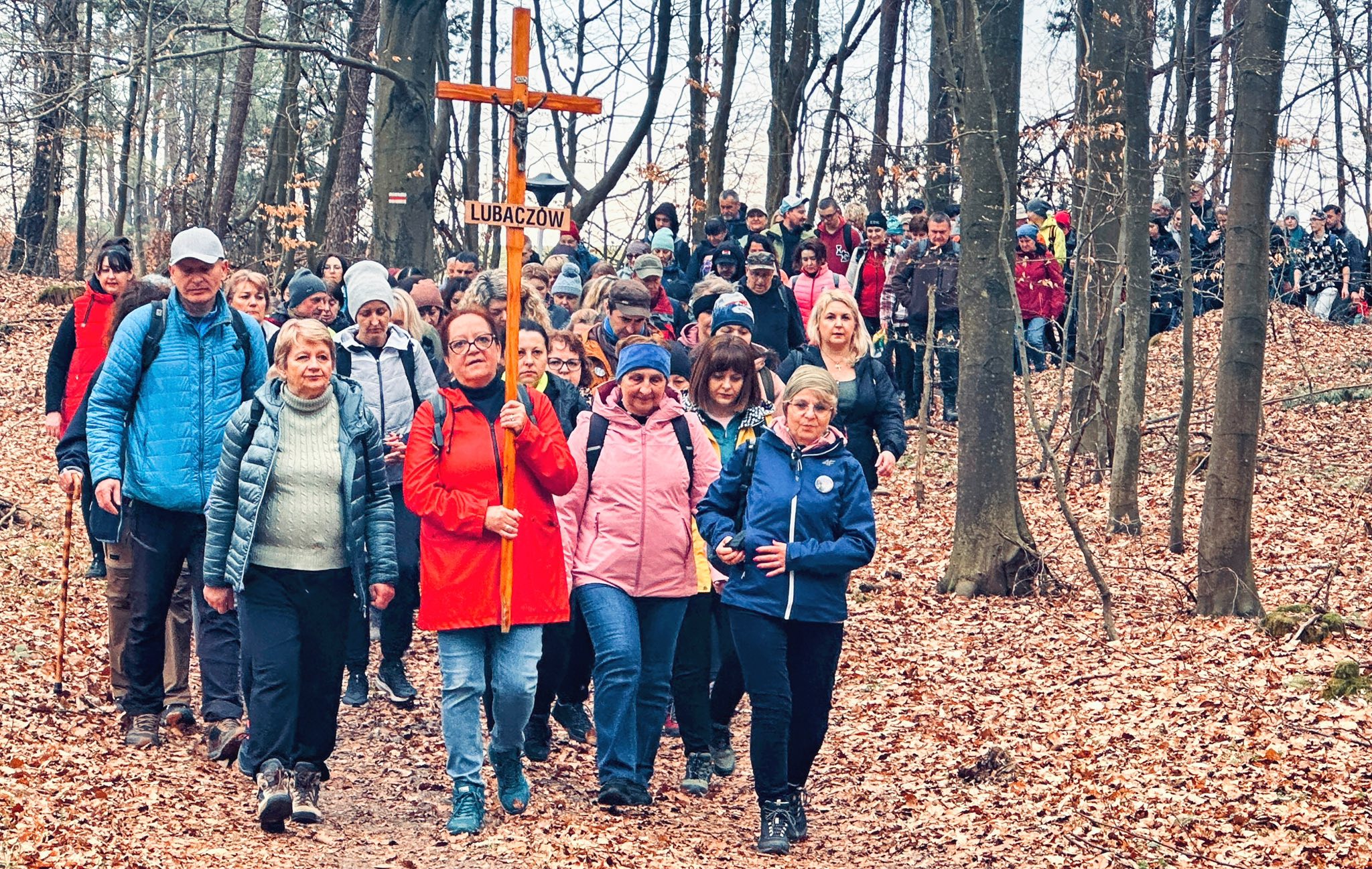 Obraz przedstawiający Ponad 160 osób na trasie VI Roztoczańskiej Drogi Krzyżowej