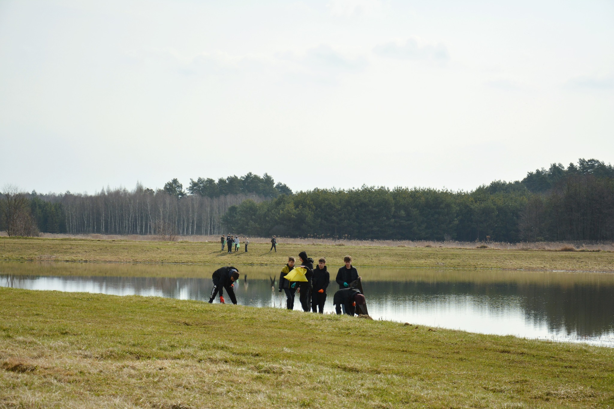 Obraz przedstawiający "Czysta Rzeka" w Borowej Górze. Wędkarze i młodzież posprzątali okolicę łowiska
