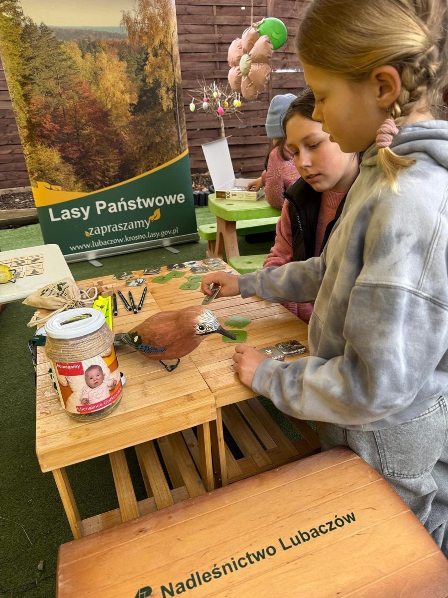 Obraz przedstawiający Wielkanocne pomaganie w Ekomaluchach. Kiermasz dla Michalinki zakończony sukcesem