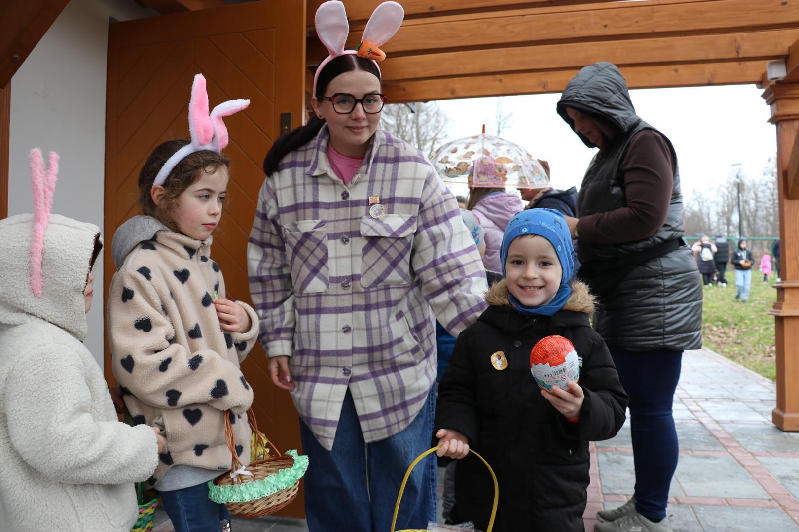 Obraz przedstawiający Rodzinna zabawa w Oleszycach. Dzieci szukały wielkanocnych jajek