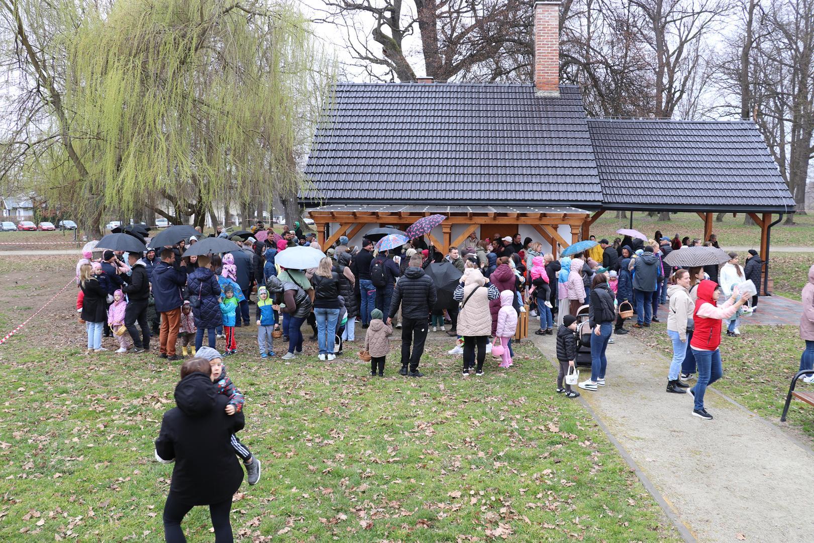 Obraz przedstawiający Rodzinna zabawa w Oleszycach. Dzieci szukały wielkanocnych jajek