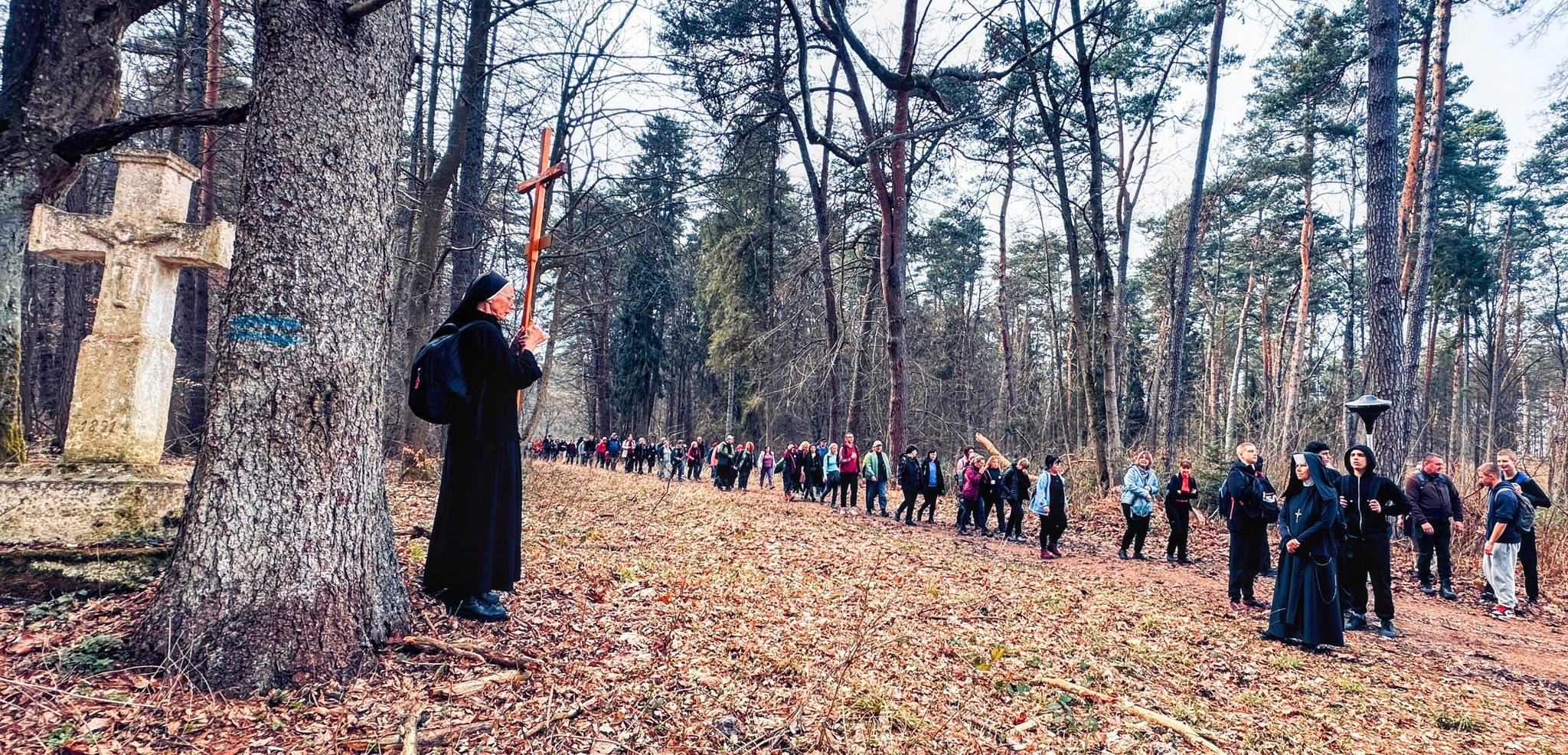 Obraz przedstawiający Ponad 160 osób na trasie VI Roztoczańskiej Drogi Krzyżowej