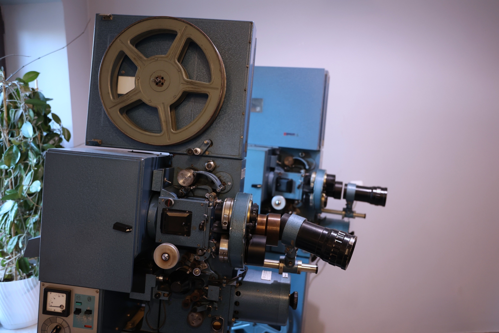 Obraz przedstawiający Historia na wyciągnięcie ręki. Kultowe projektory zdobią hol Teatru Dworskiego