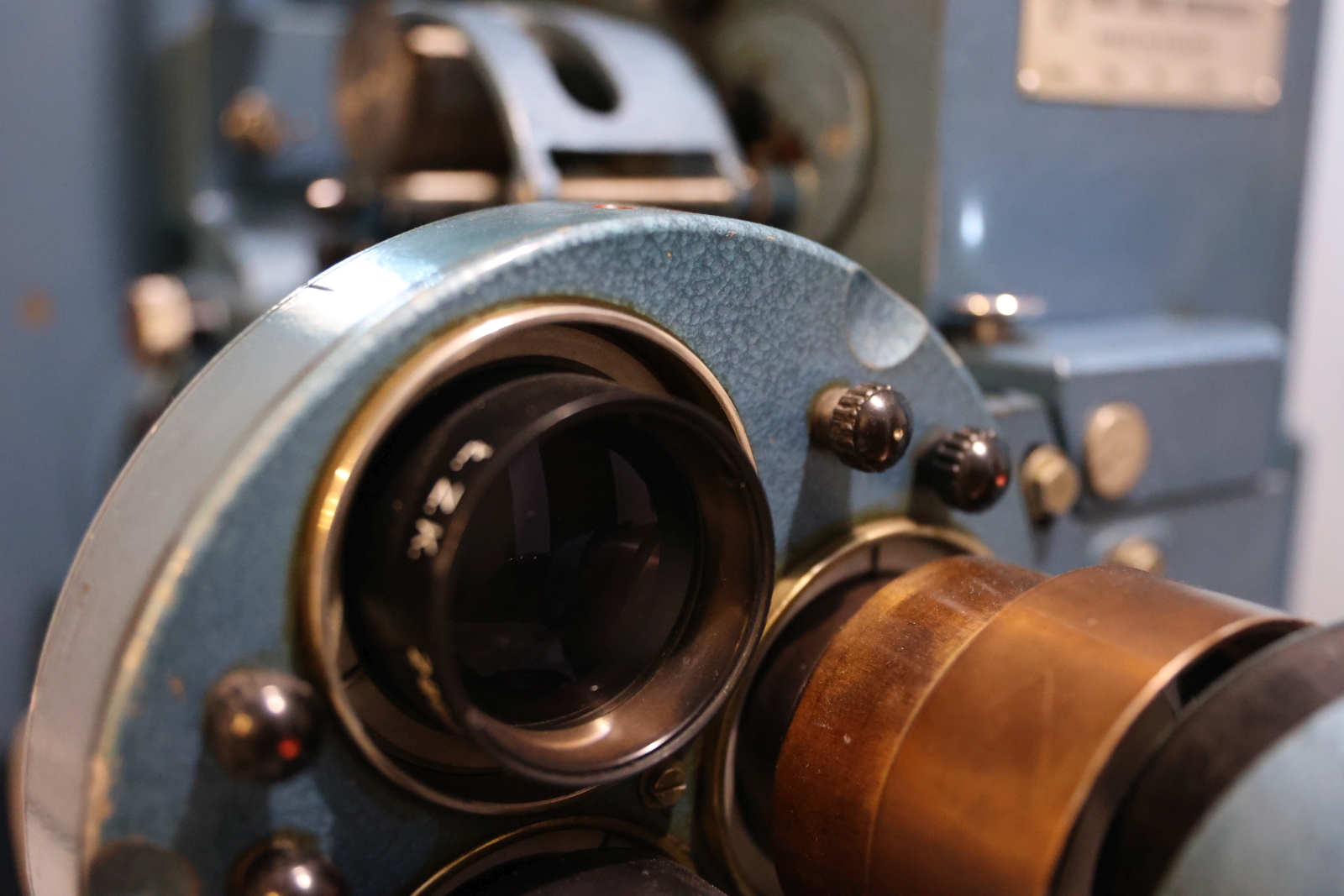 Obraz przedstawiający Historia na wyciągnięcie ręki. Kultowe projektory zdobią hol Teatru Dworskiego