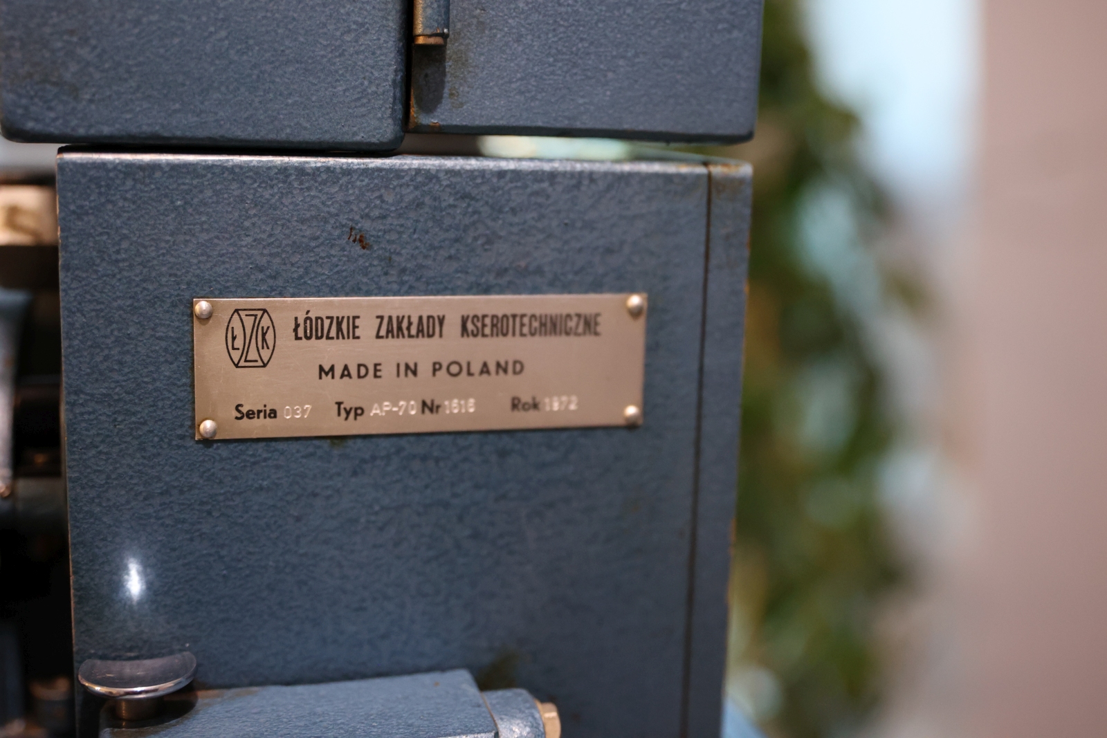 Obraz przedstawiający Historia na wyciągnięcie ręki. Kultowe projektory zdobią hol Teatru Dworskiego