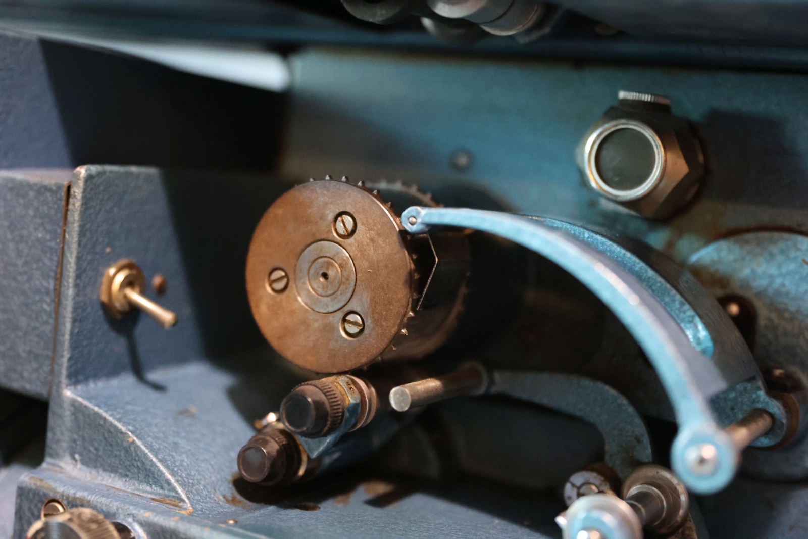 Obraz przedstawiający Historia na wyciągnięcie ręki. Kultowe projektory zdobią hol Teatru Dworskiego