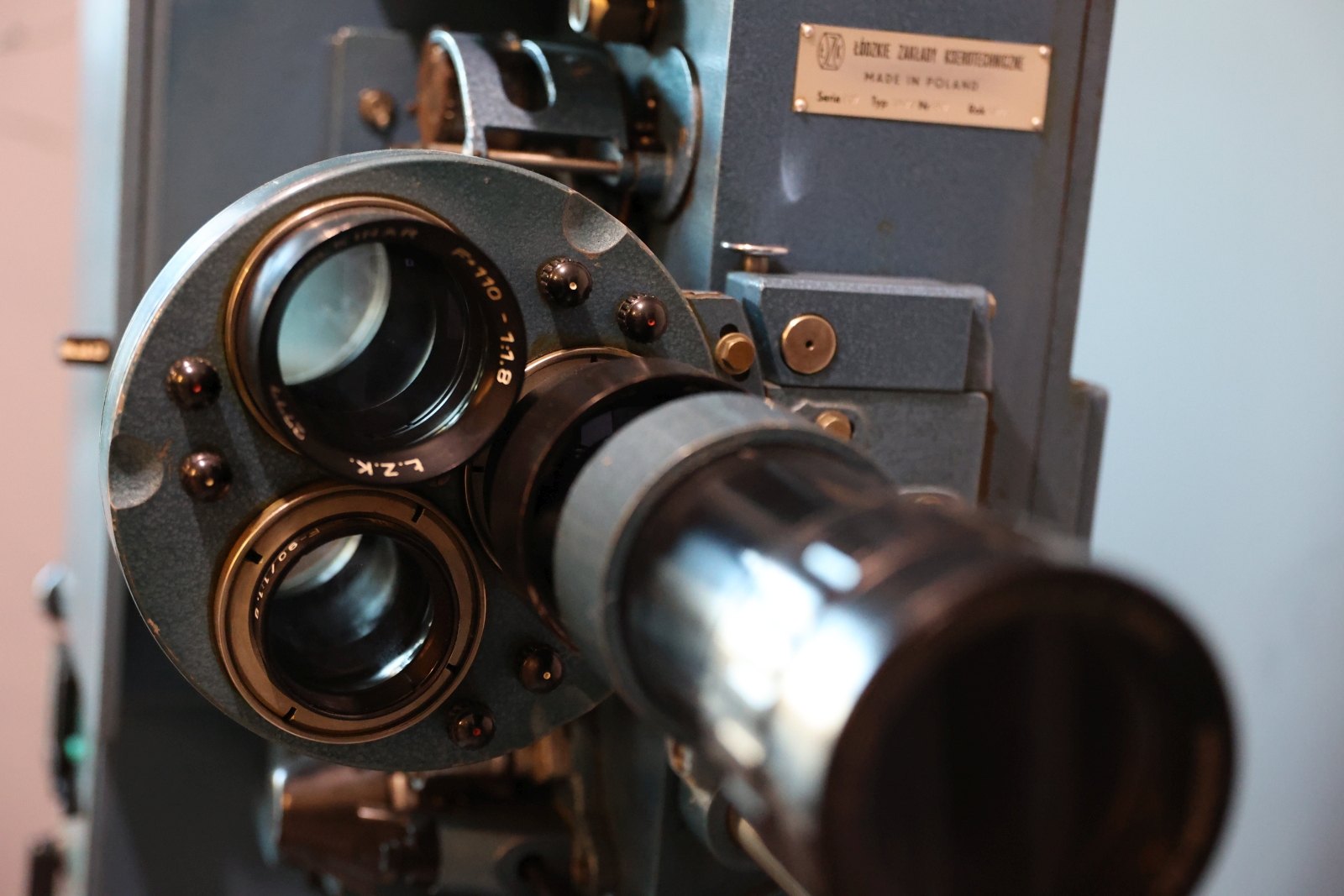 Obraz przedstawiający Historia na wyciągnięcie ręki. Kultowe projektory zdobią hol Teatru Dworskiego