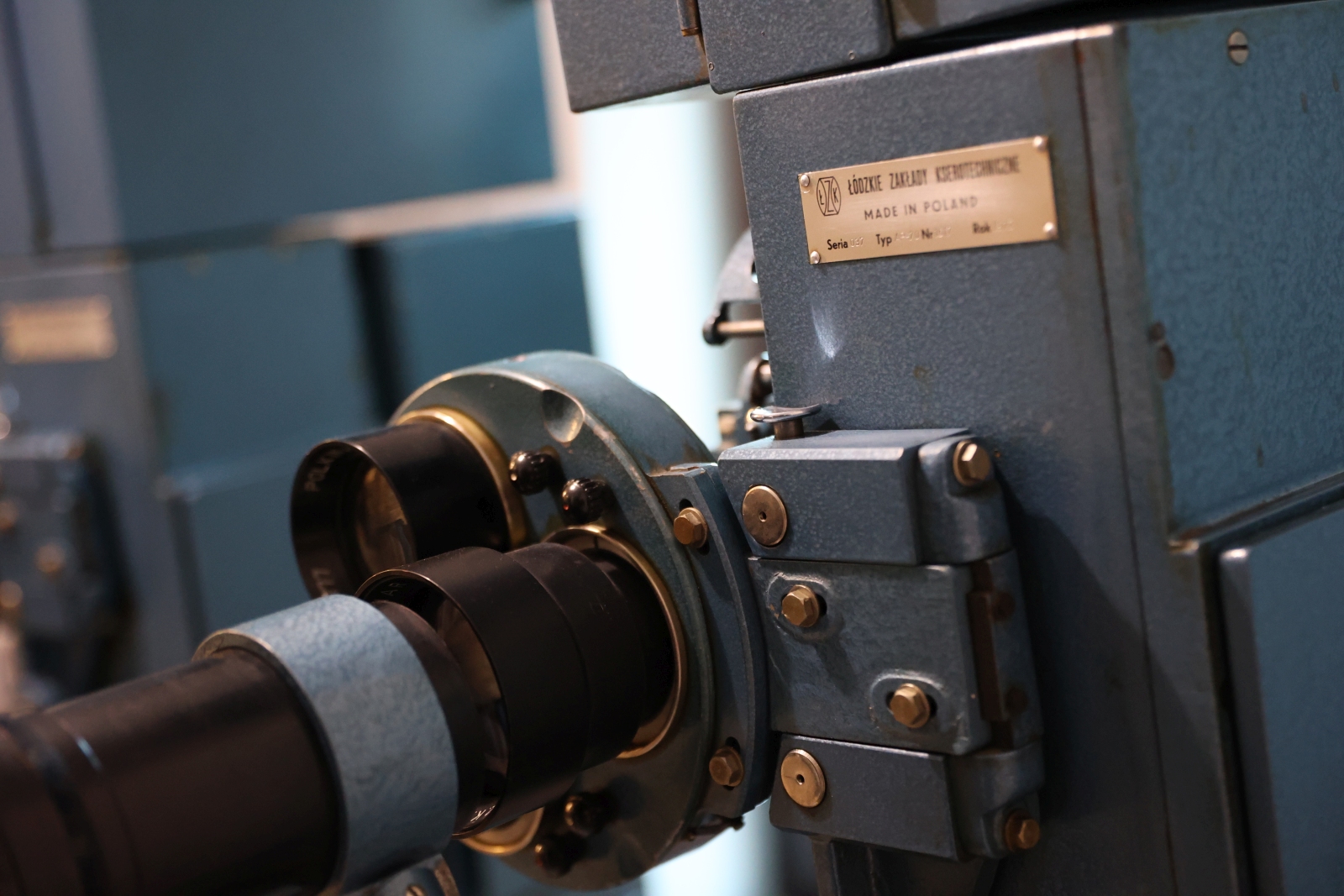 Obraz przedstawiający Historia na wyciągnięcie ręki. Kultowe projektory zdobią hol Teatru Dworskiego