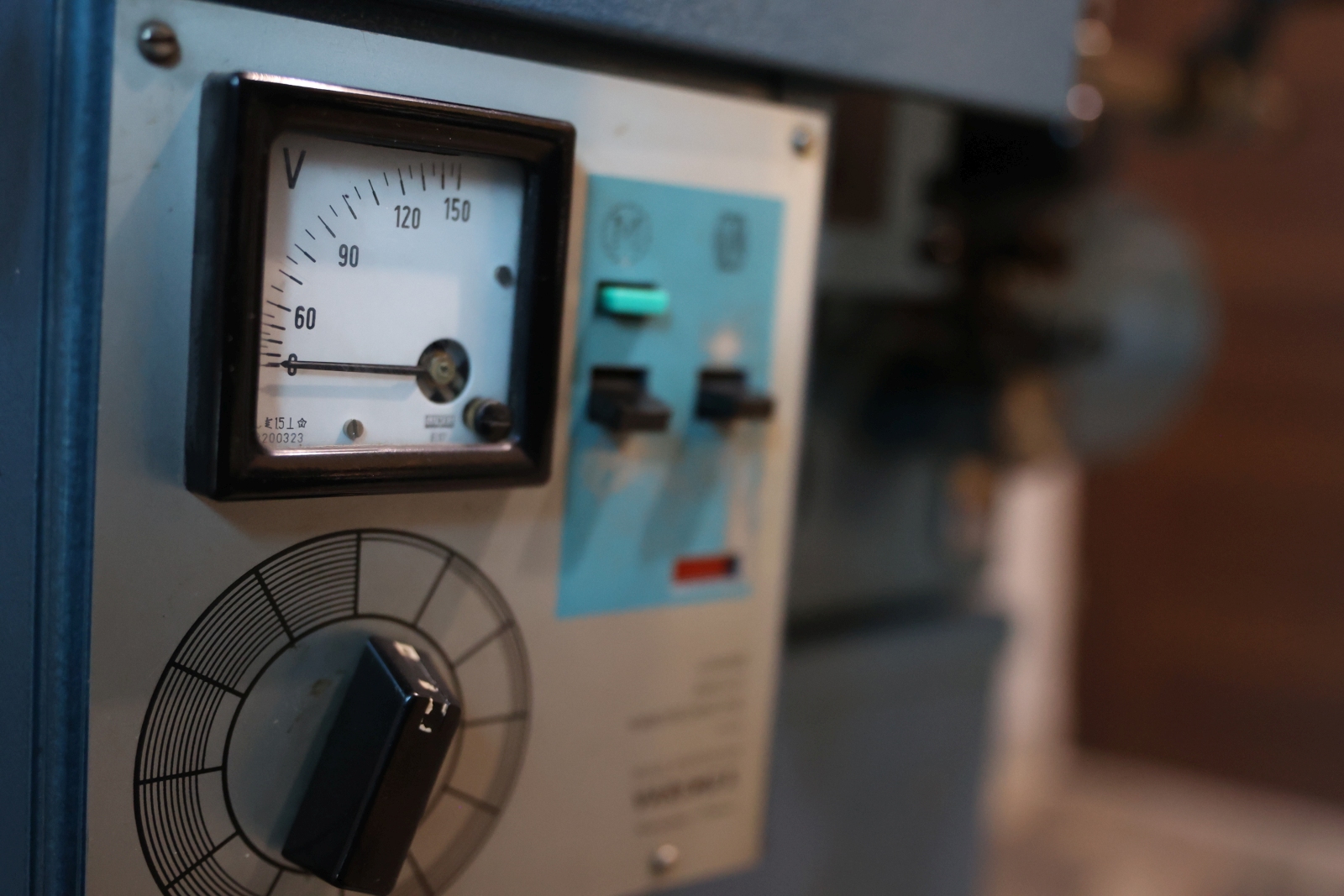 Obraz przedstawiający Historia na wyciągnięcie ręki. Kultowe projektory zdobią hol Teatru Dworskiego