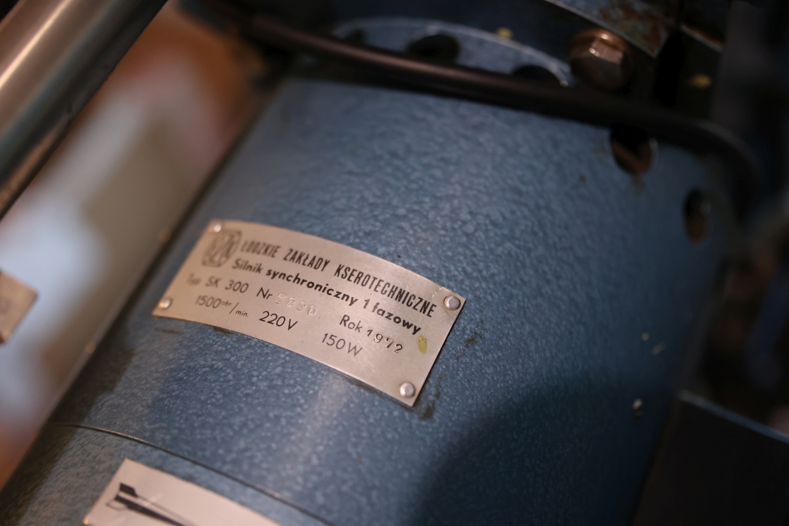 Obraz przedstawiający Historia na wyciągnięcie ręki. Kultowe projektory zdobią hol Teatru Dworskiego