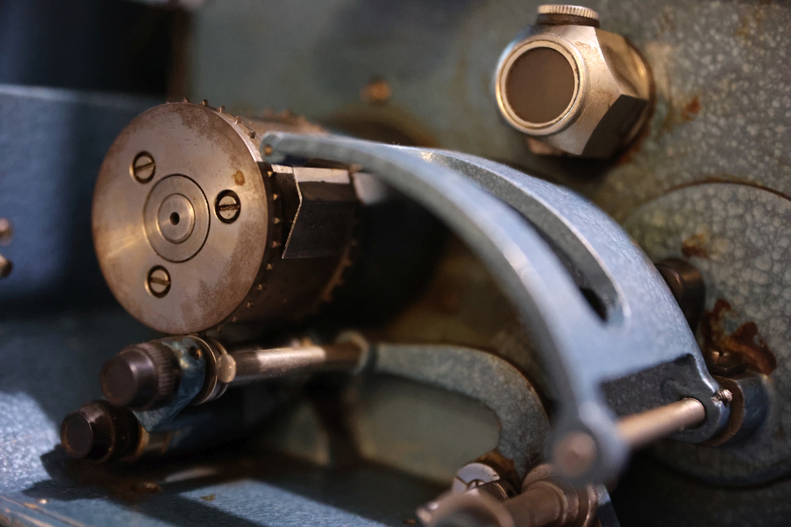 Obraz przedstawiający Historia na wyciągnięcie ręki. Kultowe projektory zdobią hol Teatru Dworskiego