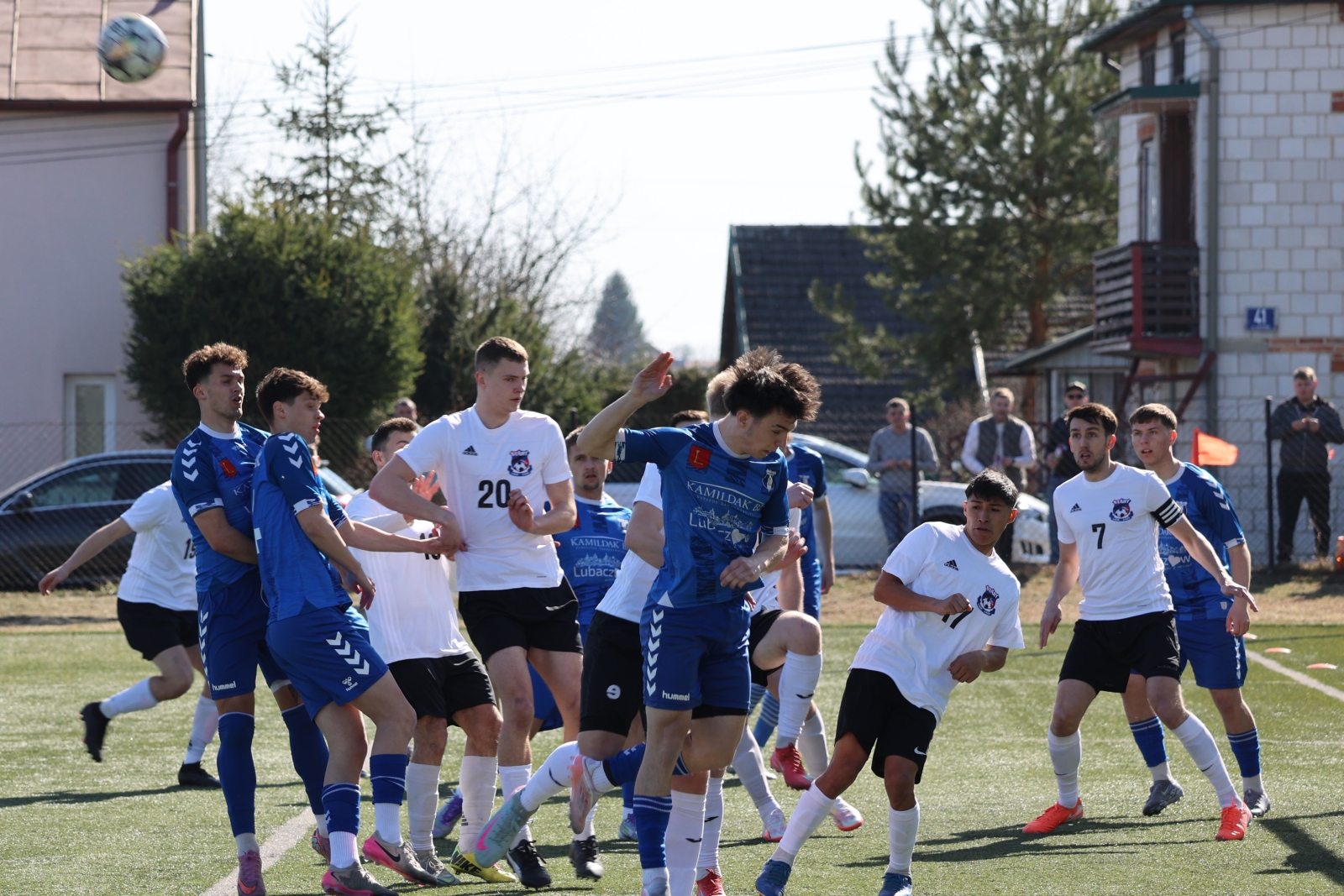 Obraz przedstawiający Klasa okręgowa: Dominacja lidera z Lubaczowa w derbach powiatu [ZDJĘCIA]