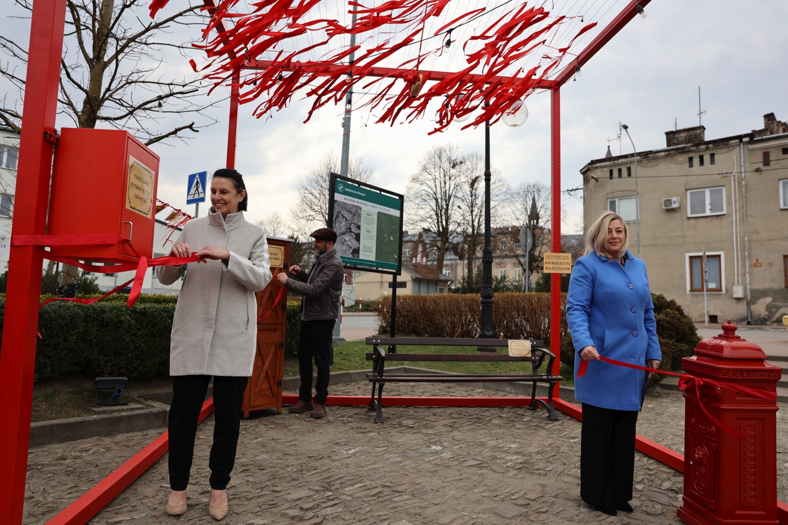 Obraz przedstawiający Na rynku w Oleszycach stanęła instalacja Echo Miasta [ZDJĘCIA]