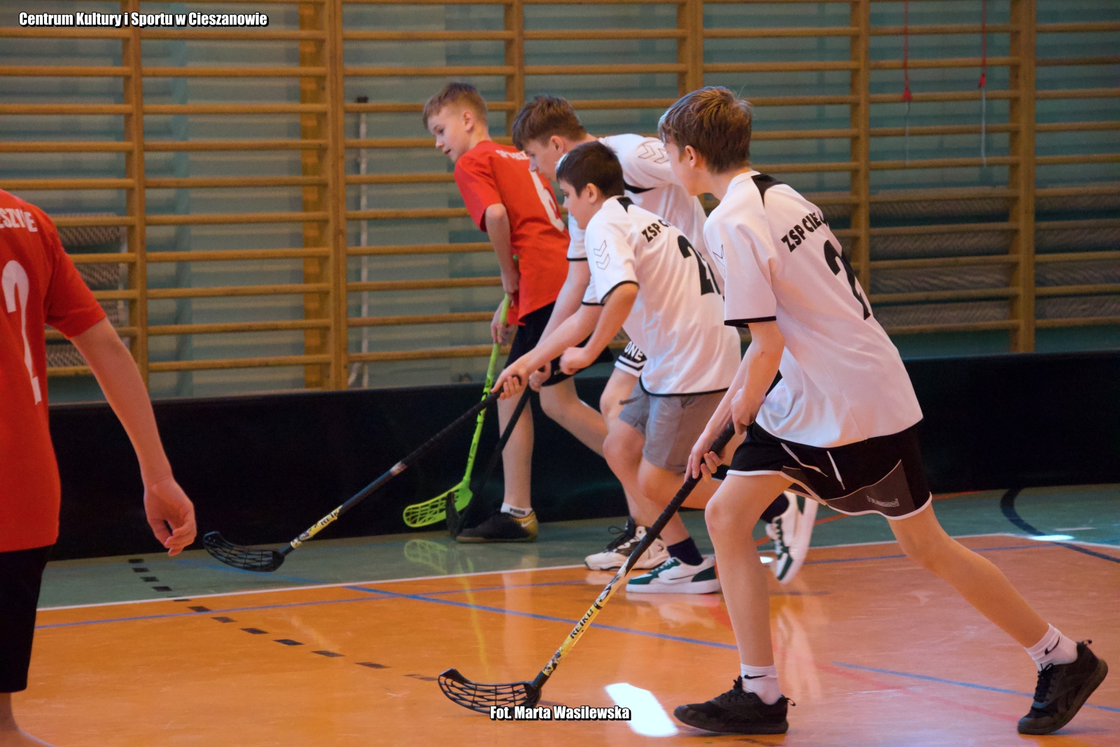 Obraz przedstawiający SP Nowa Wieś i SP Dachnów triumfują w turnieju unihokeja w Cieszanowie